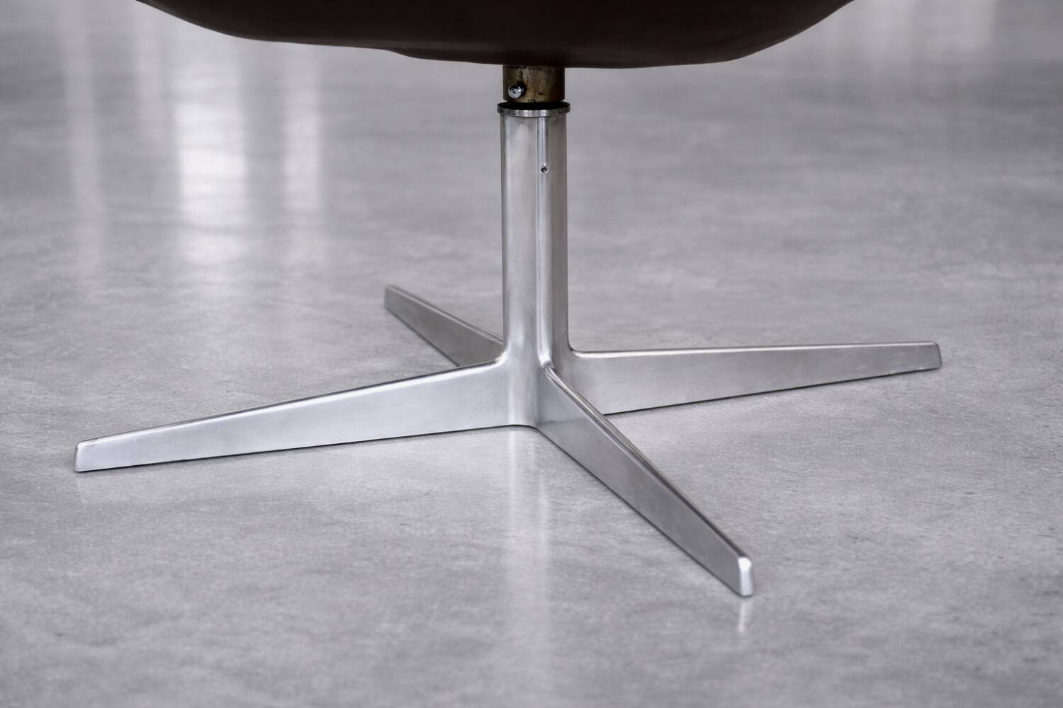 Vintage Mid-Century Modern Danish Brown Leather Swan Chair by Arne Jacobsen