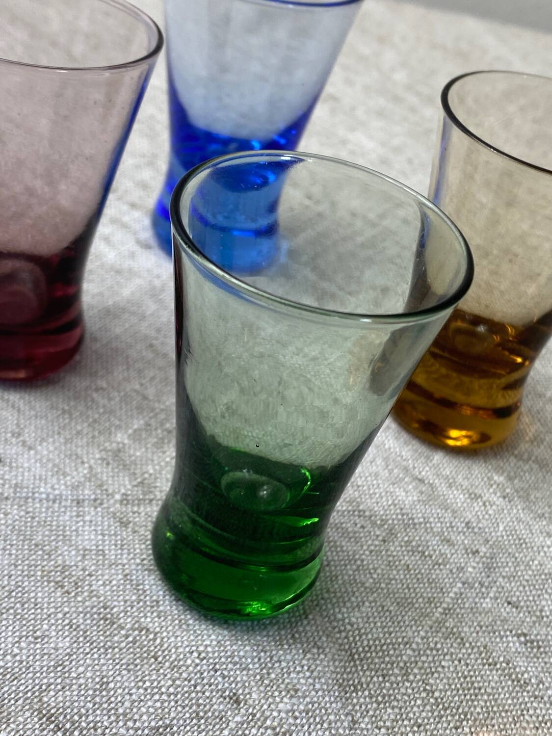 Set de six verres à liqueur colorés