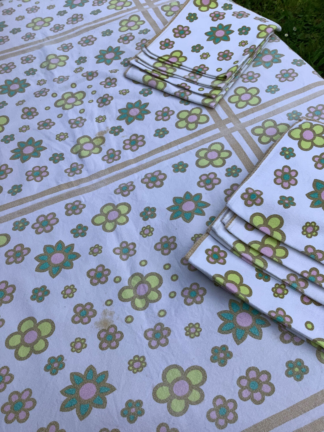 Vintage rectangular tablecloth & 8 towels