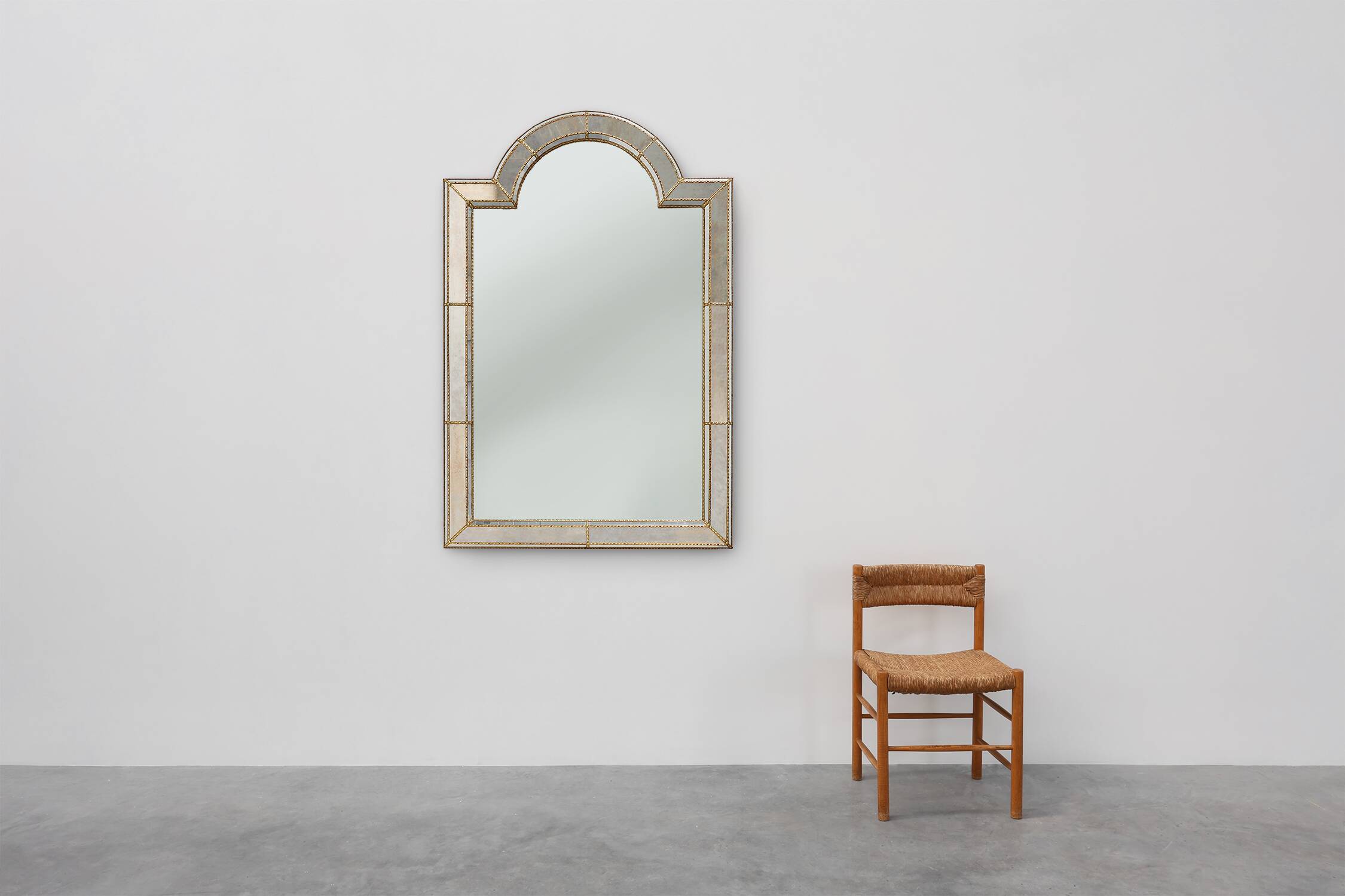 Grand miroir vénitien en mosaïque trapèze du XXe siècle avec guirlandes en laiton