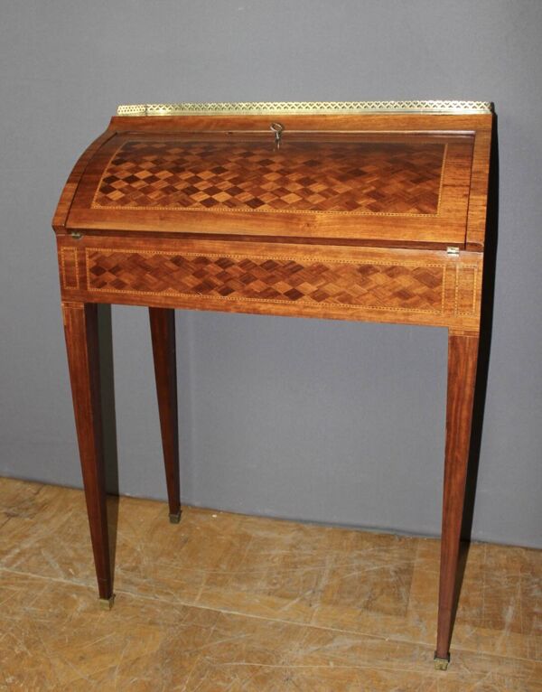 Bureau à cylindre en marqueterie de style Louis XVI
