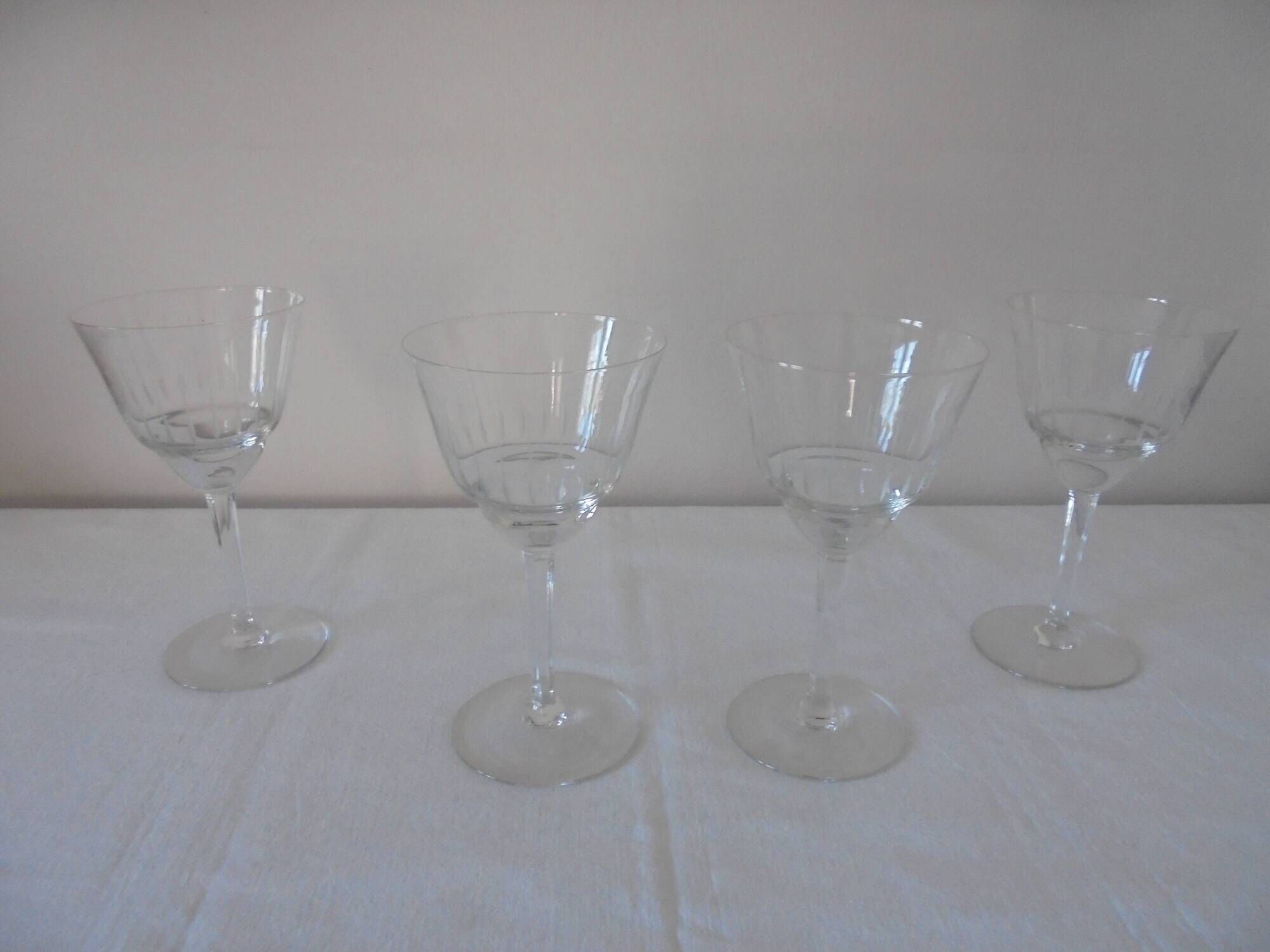 Lot 4 glasses with chiseled crystal water Height 15.8 cm Diameter edge sup. 8.8 cm