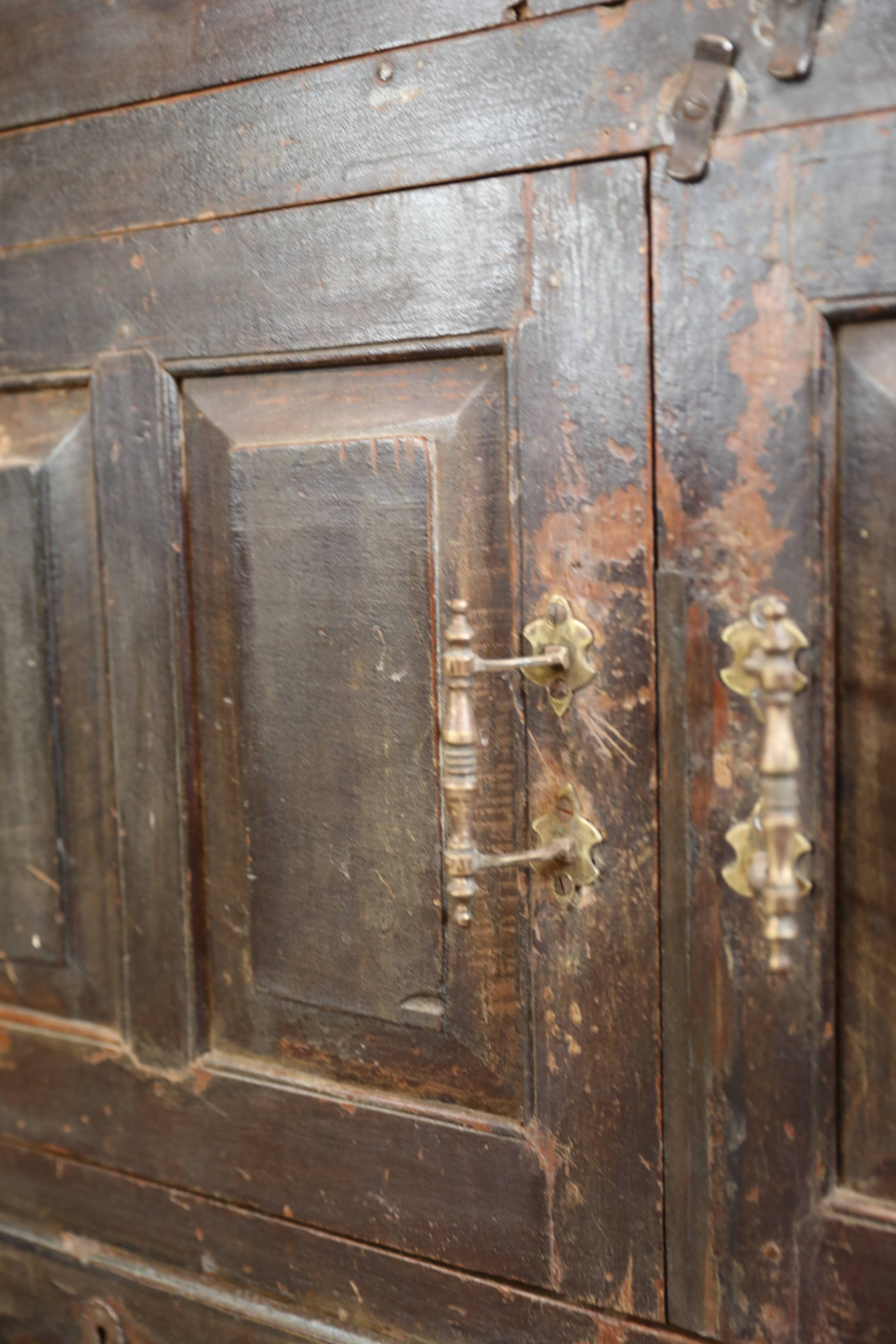 Carved high glazed sideboard with 1 shelf and 2 drawers