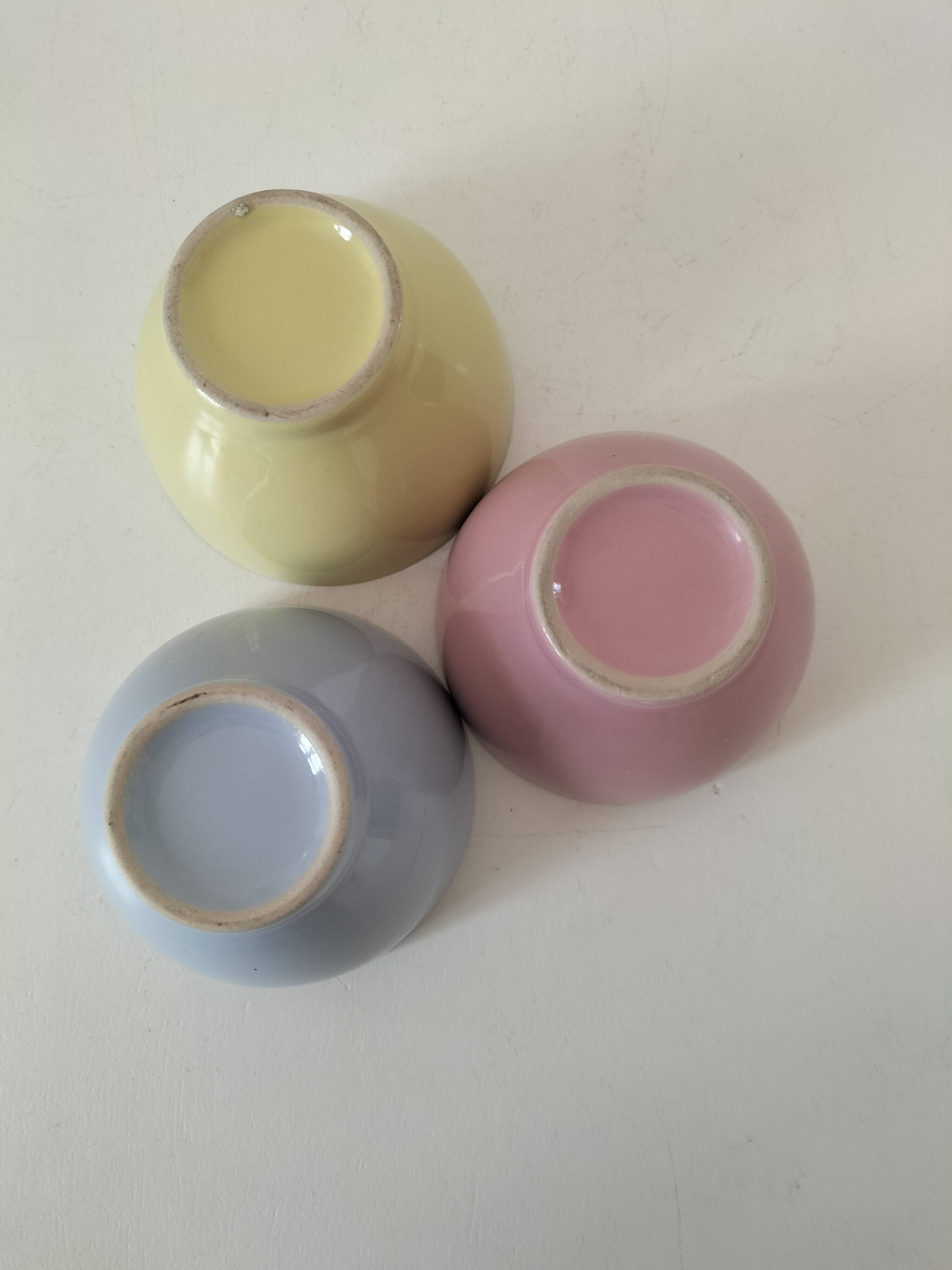 Set of three pastel two-tone mini bowls in glazed ceramic.