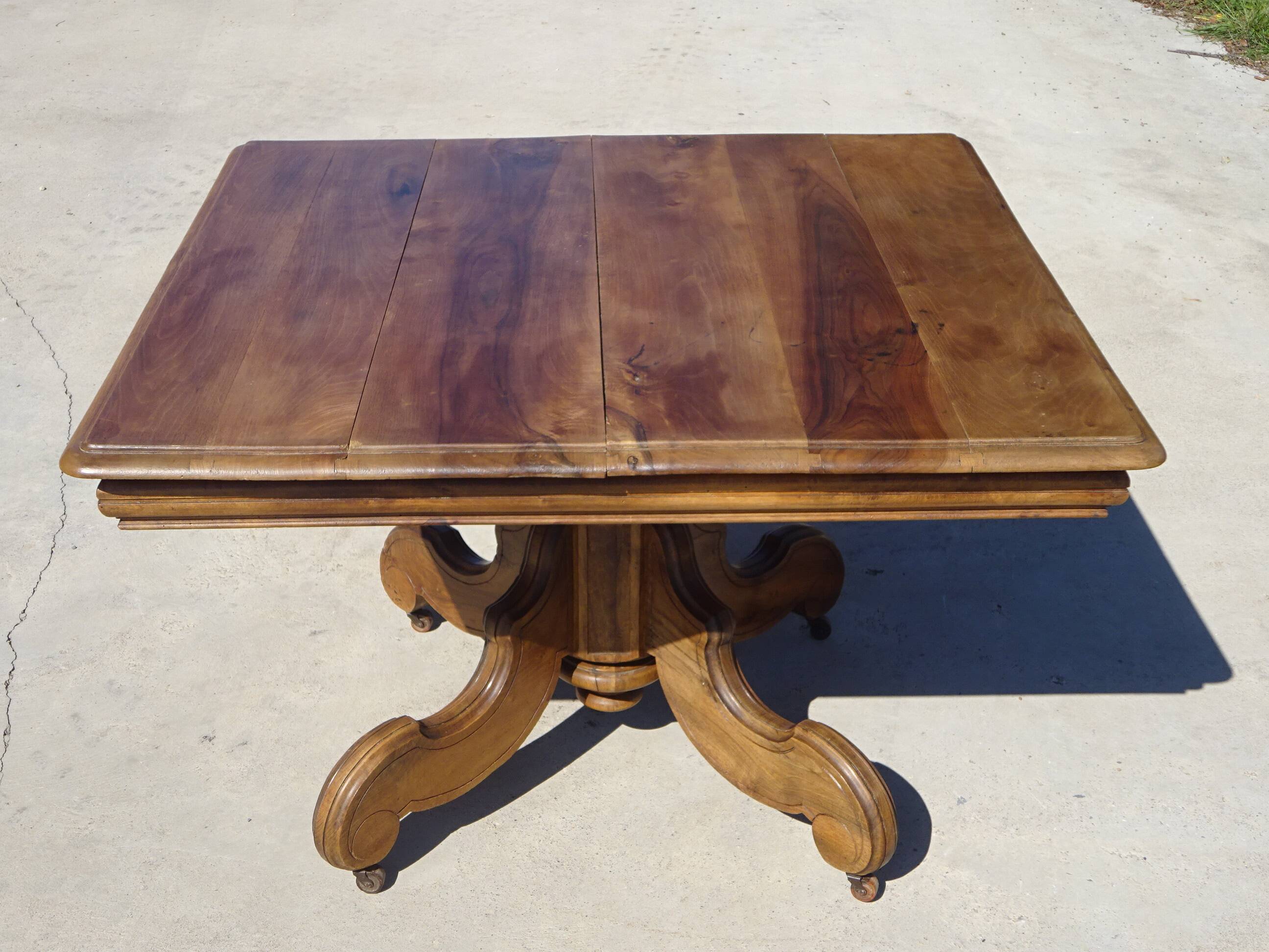 Ancienne table carrée en noyer avec pied central