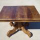 Ancienne table carrée en noyer avec pied central