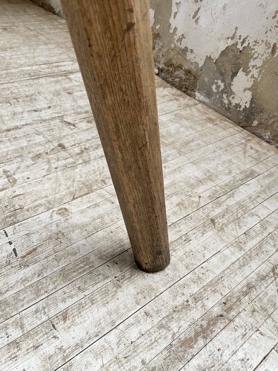 Table brutaliste savoyarde en chêne