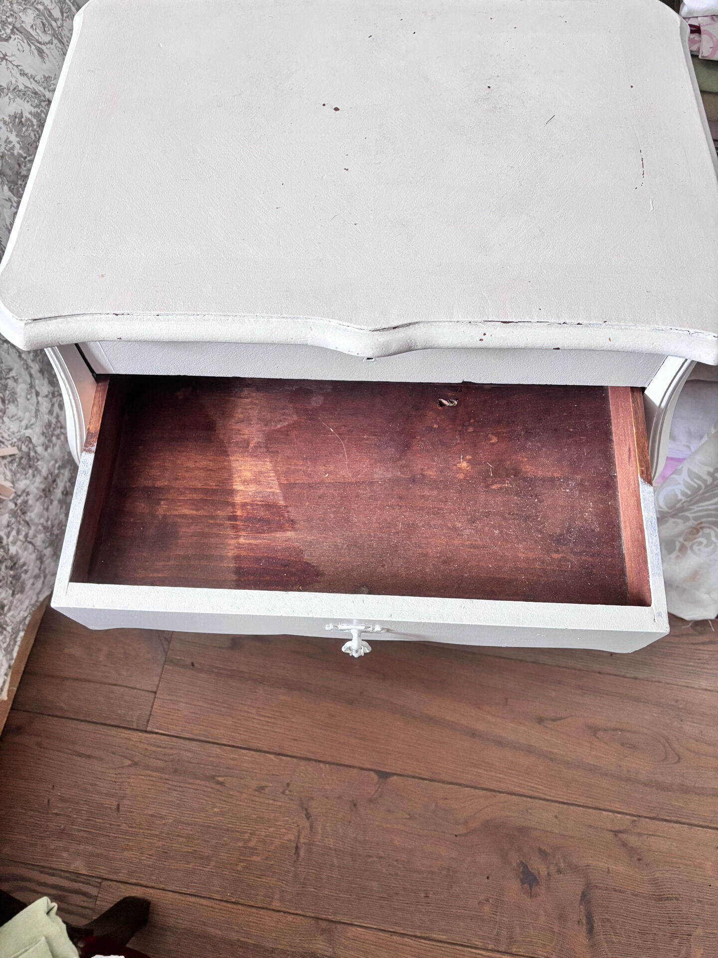 Louis XV style dressing table with retractable mirror – White painted wood