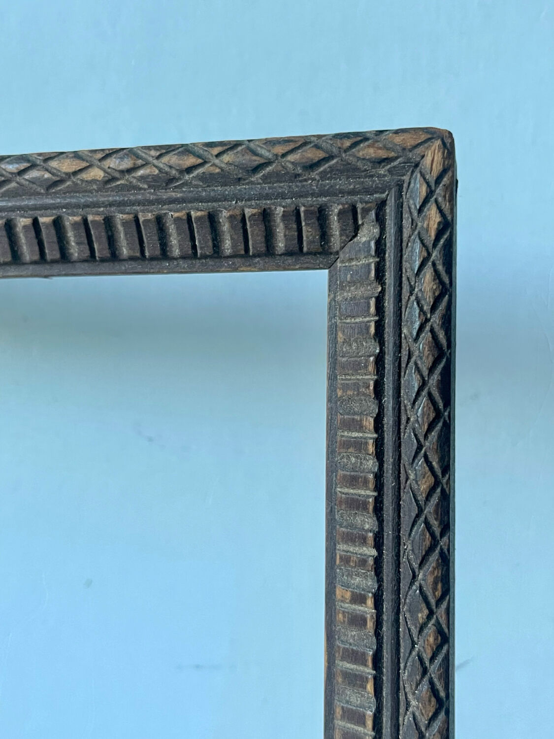 Cadre ancien sculpté à la main 32,5 cm x 27,5 cm dimensions d’ouverture 28,5 cm x 23,5 cm