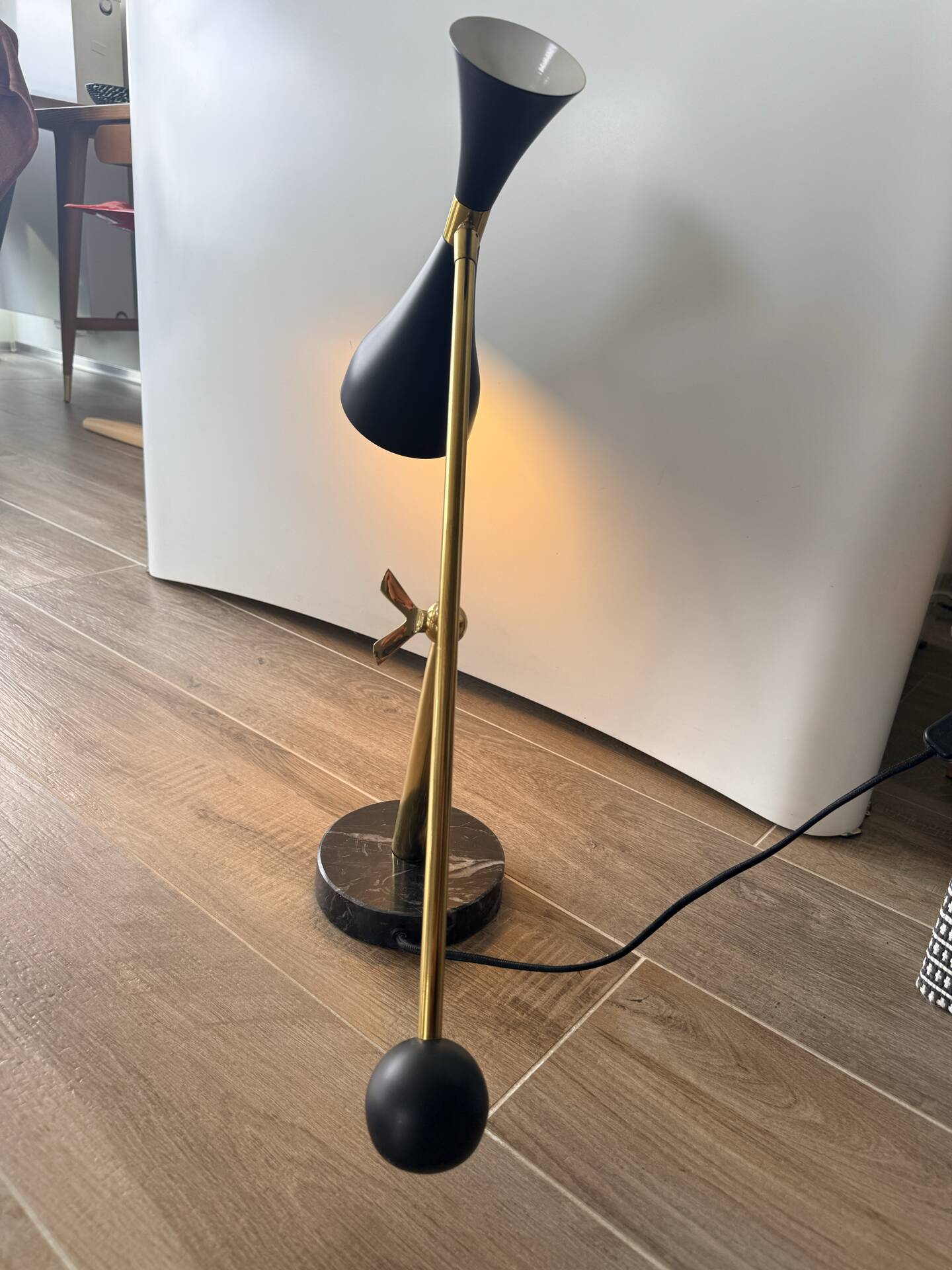 Eichholtz Cordero desk lamp in brass, black metal and marble.