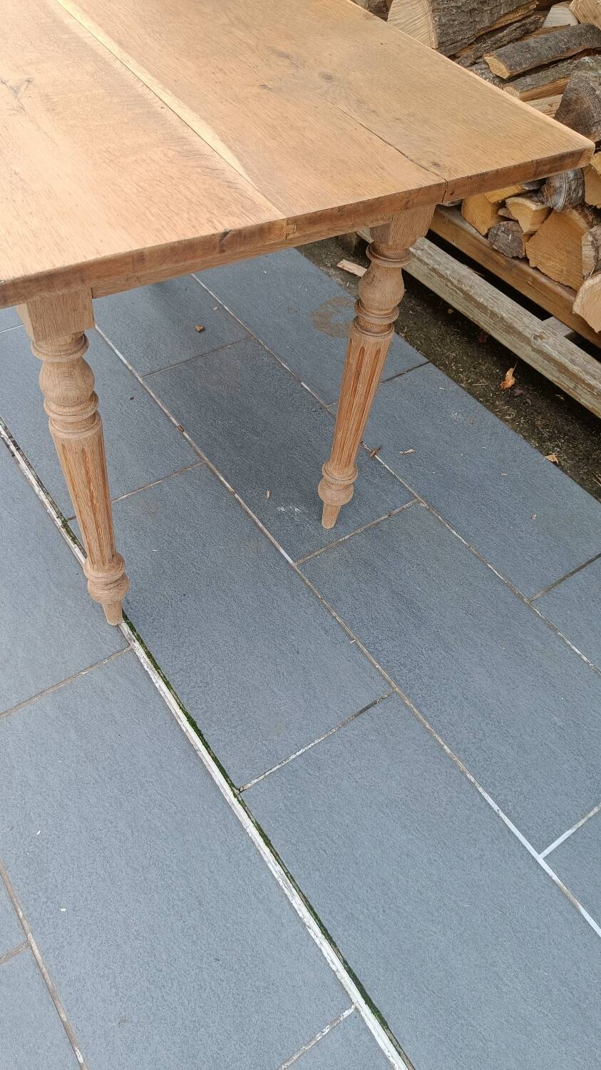 Antique light oak table with turned legs – chic country style