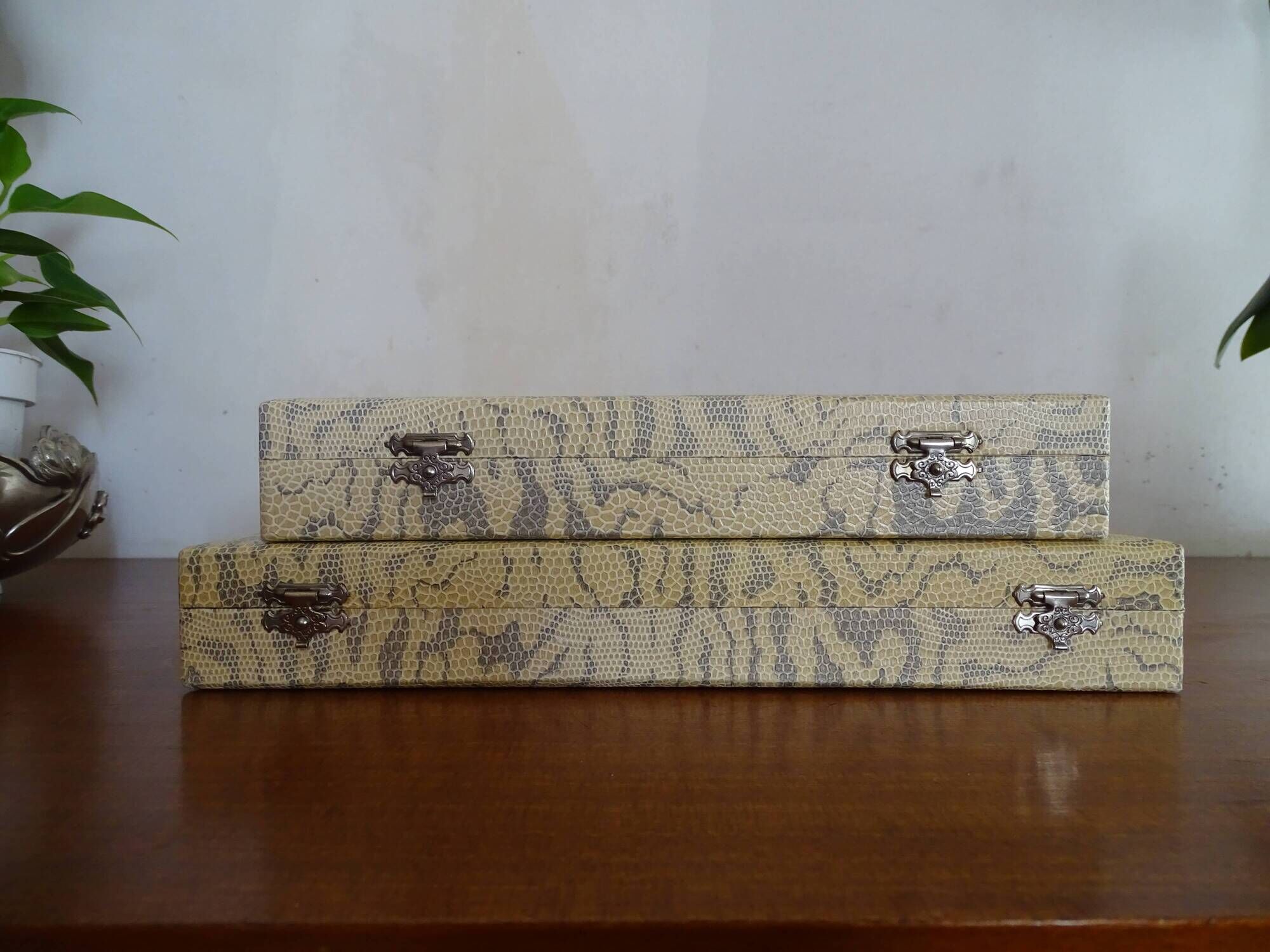 24 Art Deco style stainless steel knives - 12 desserts and 12 cheeses - In boxes