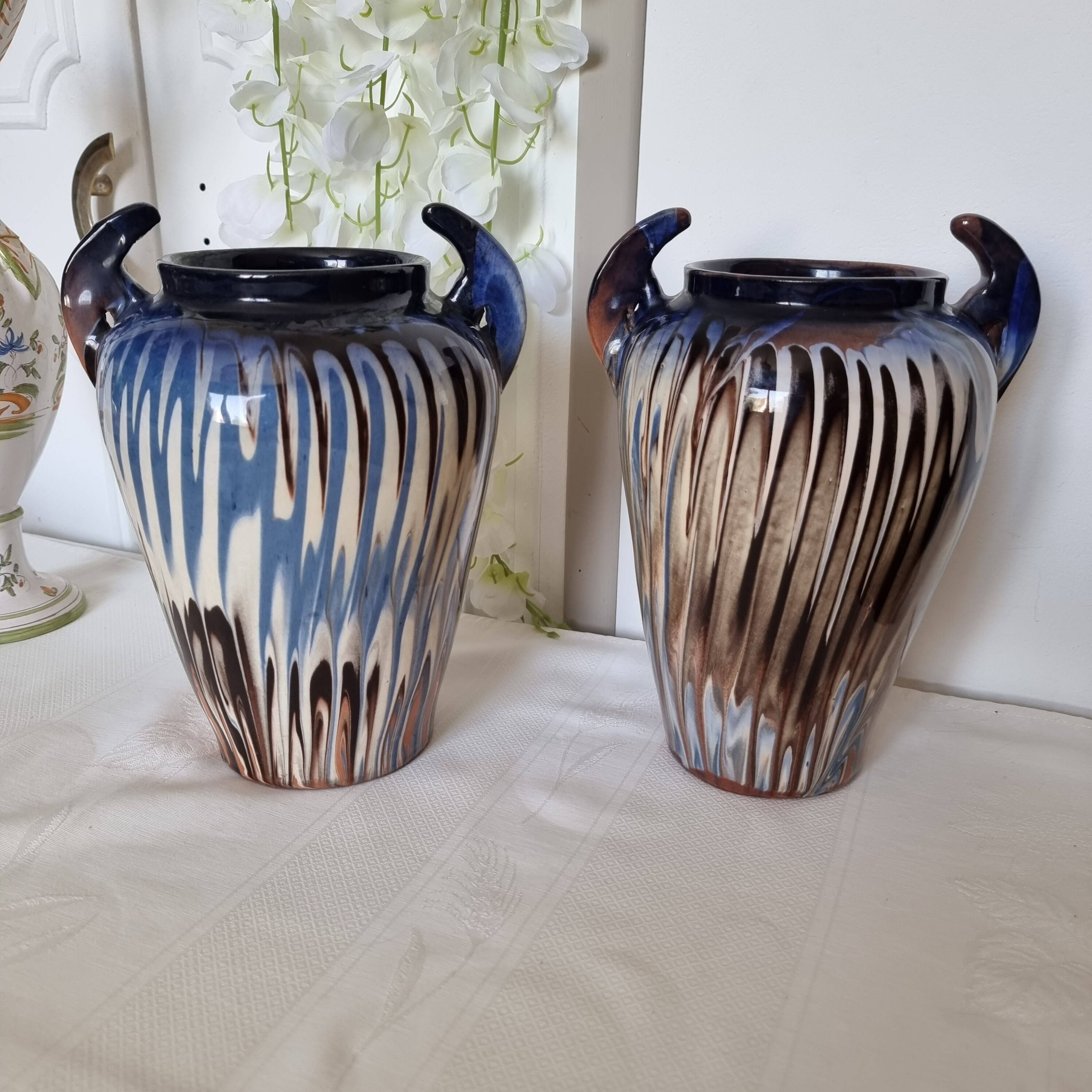 Pair of Art Deco vases in Savoy earthenware, 1940, multi-colored polychromy
