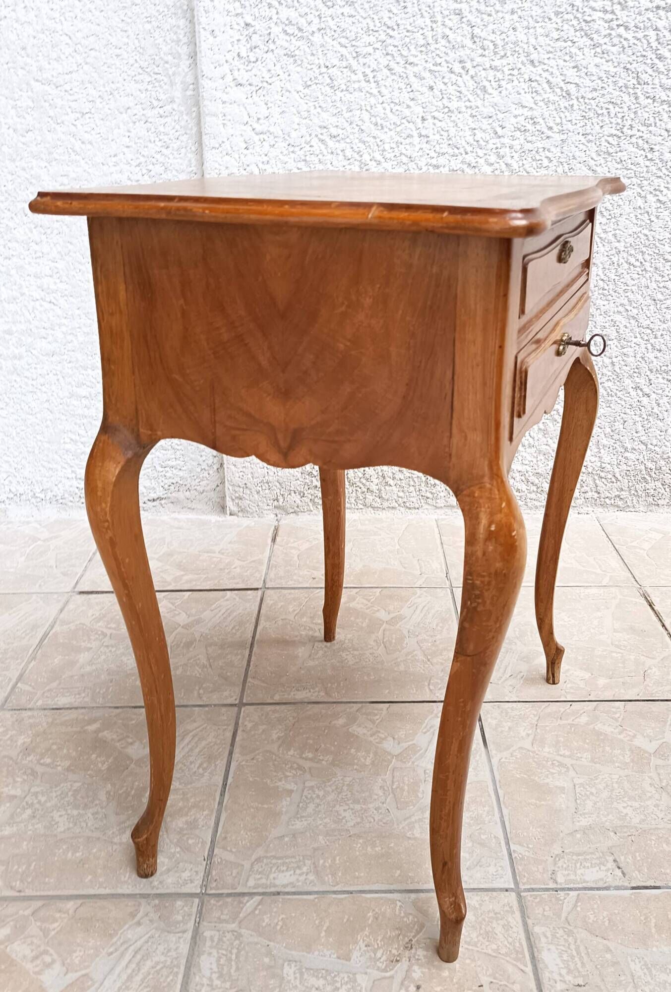 Louis XV work table in walnut, 19th century.