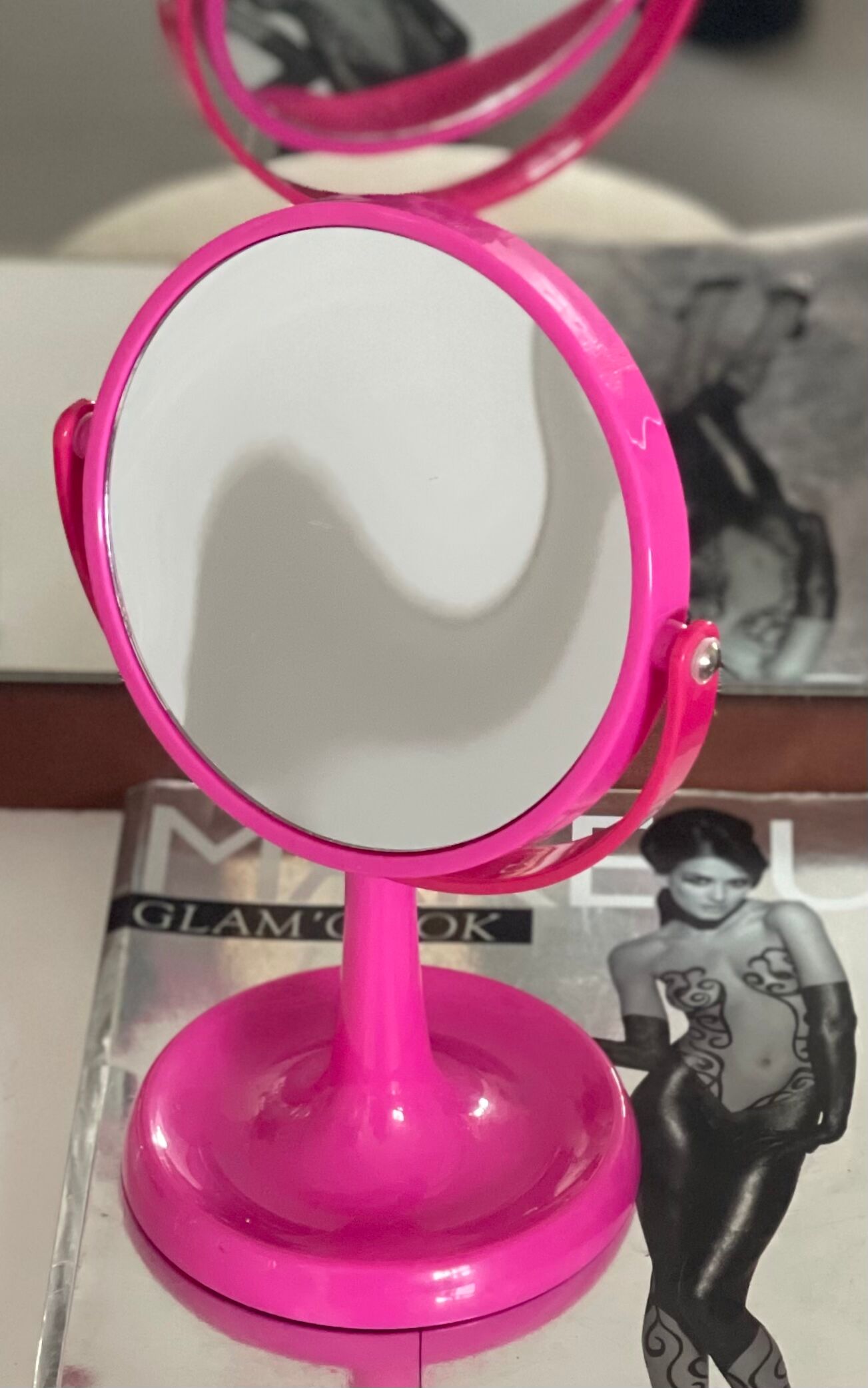 Pedestal mirror