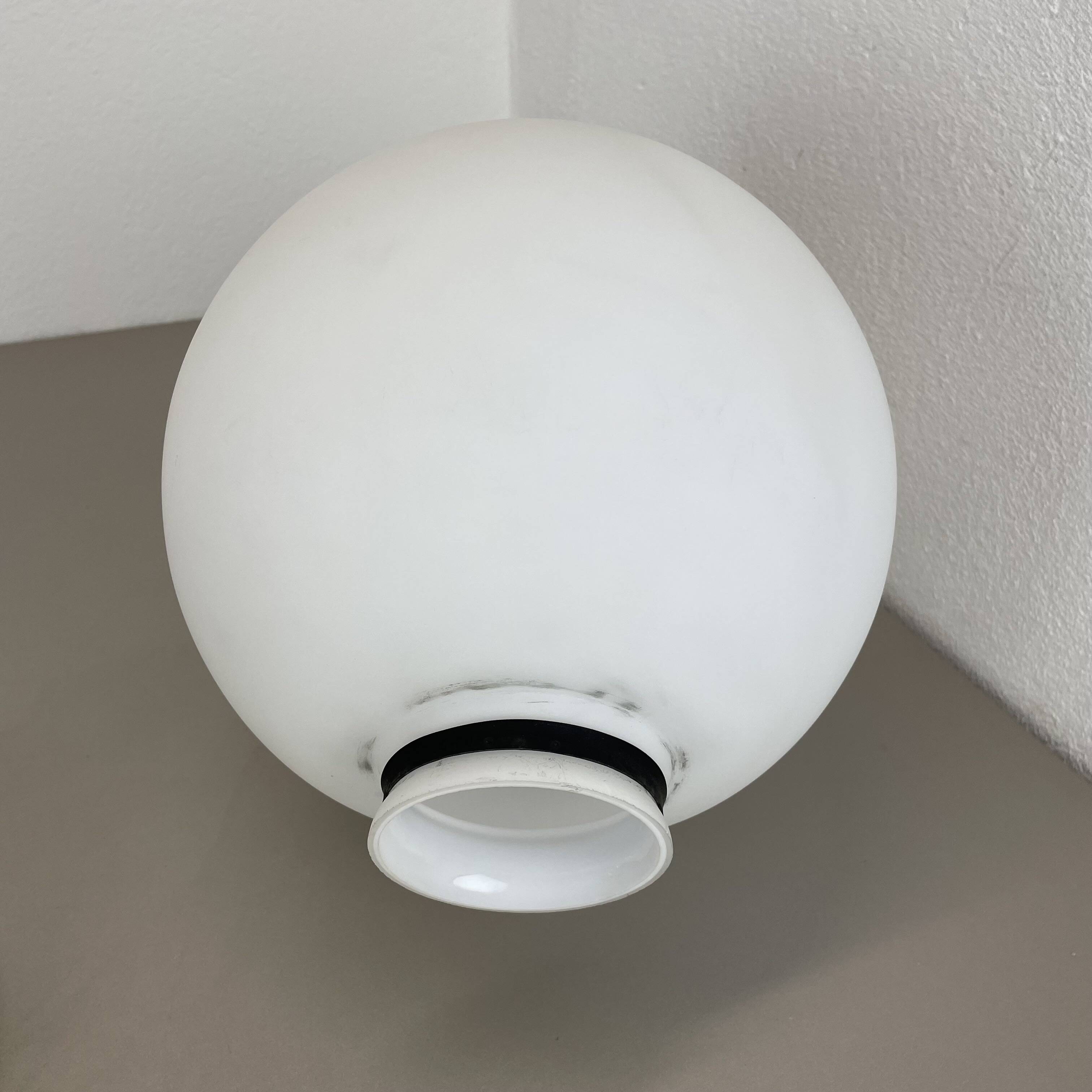 Grande lampe de table en verre « ball » fabriquée par glashütte limburg, allemagne, années 1970