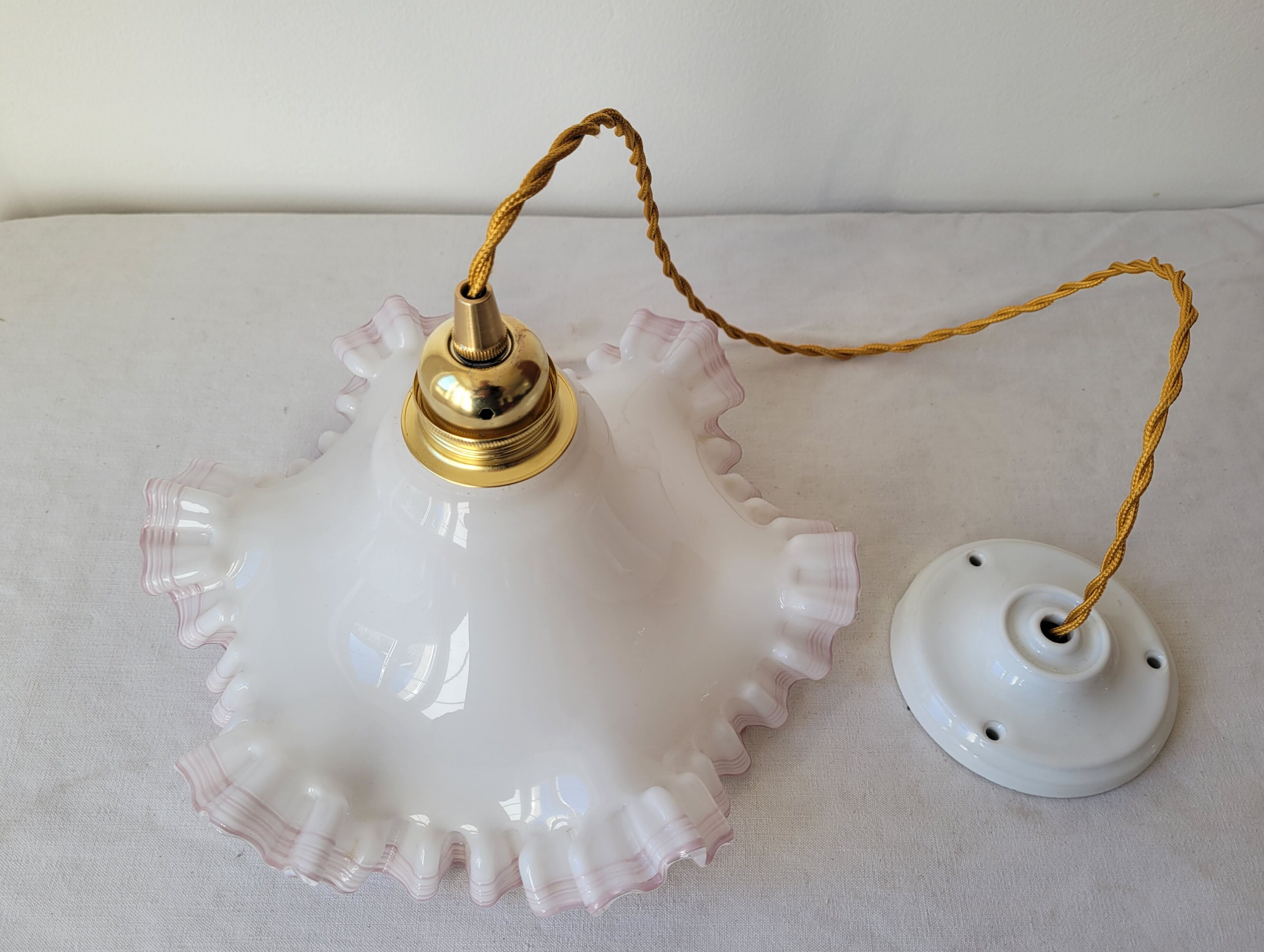 White and pink opaline suspension