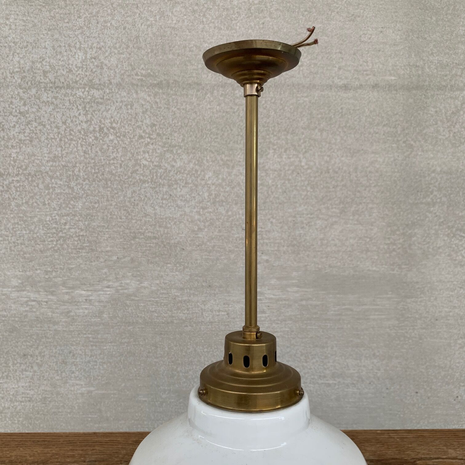 Suspension allemande antique à deux tons sur la galerie de tiges en laiton