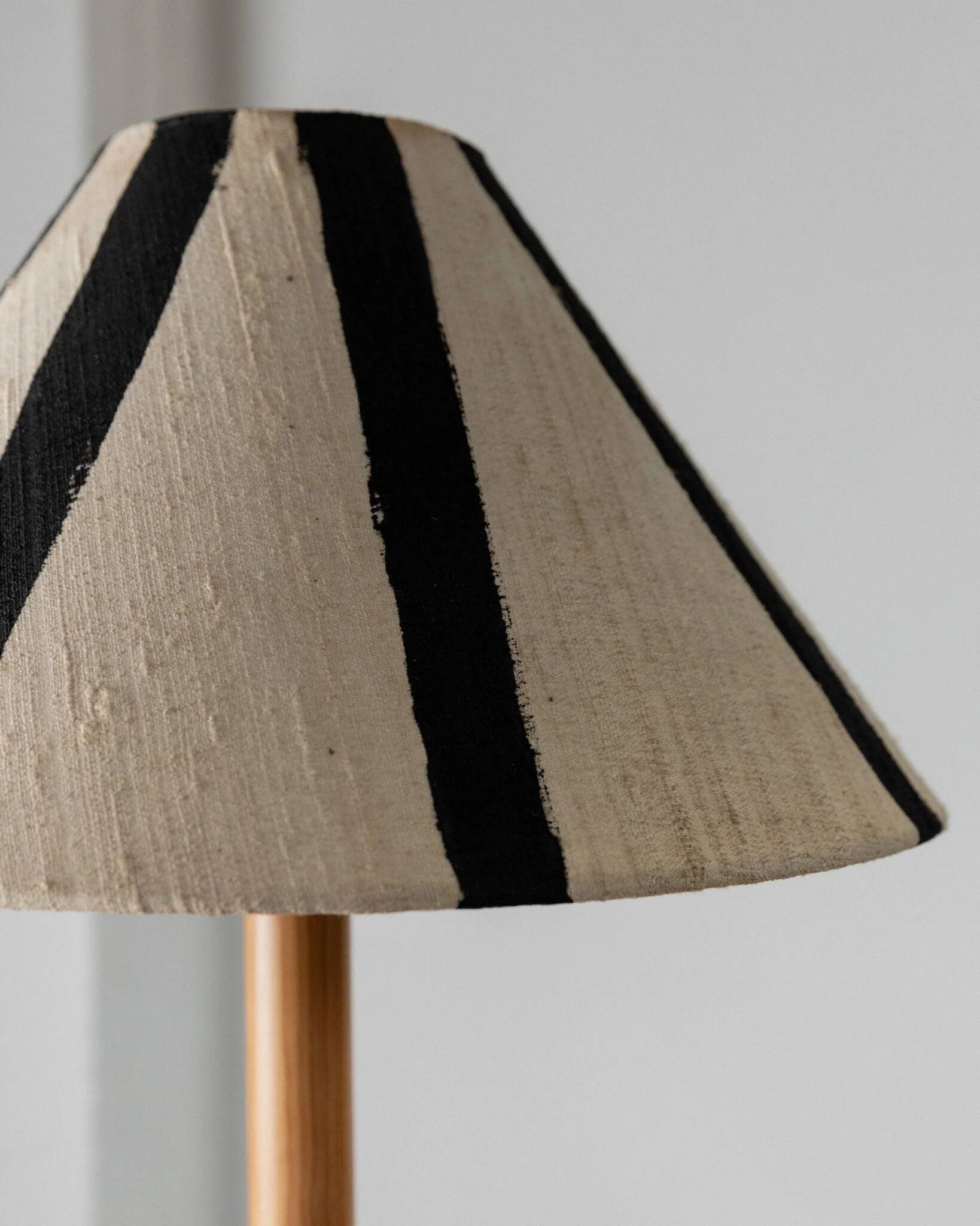 Lampe de table vintage Solbackens Svarveri 38B en bois de pin avec abat-jour en lin peint à la main – Beige