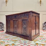 18th century Renaissance oak chest