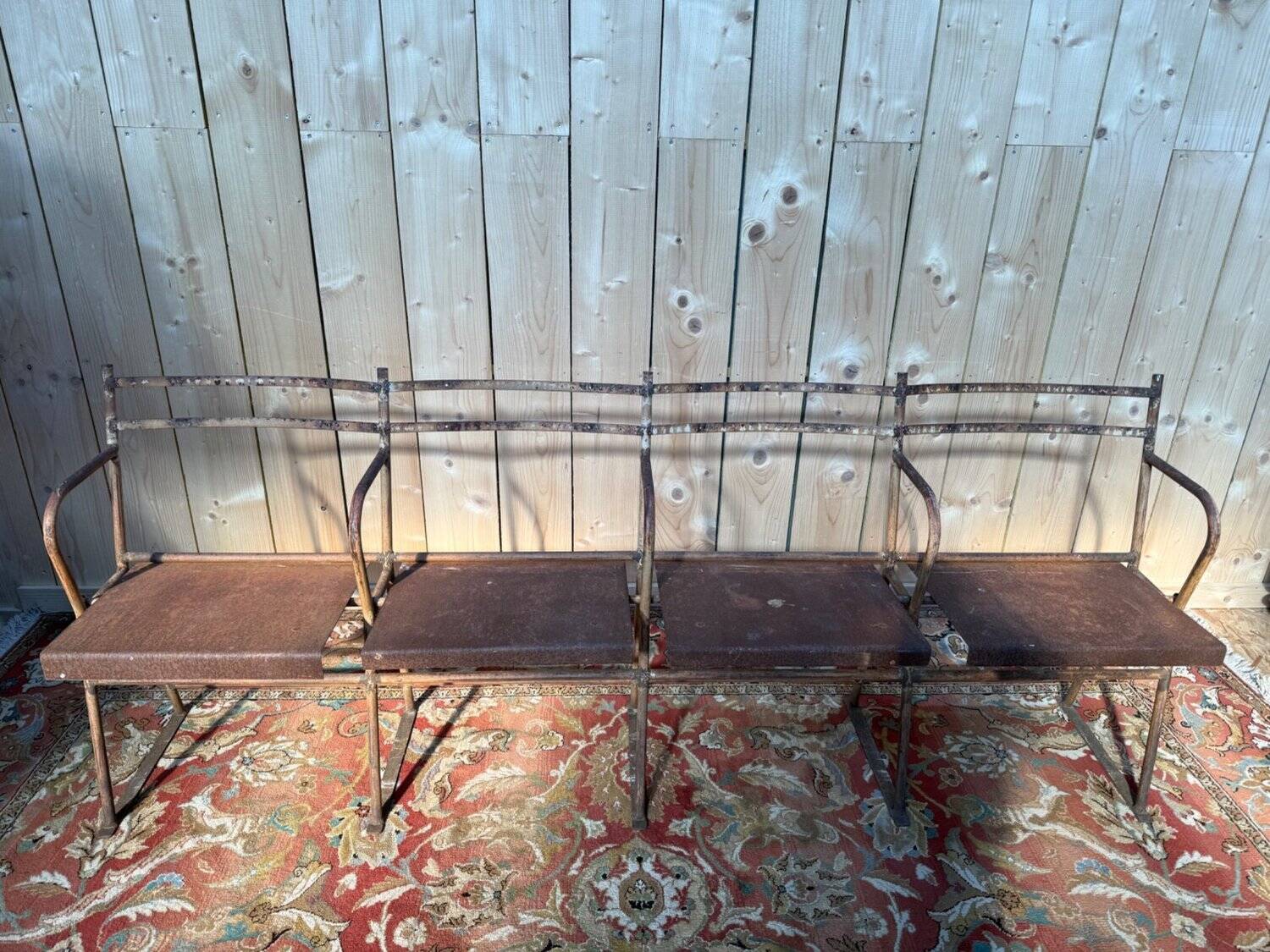 Theatre bench for 4 – Industrial style – Iron and sheet metal – Early 20th century