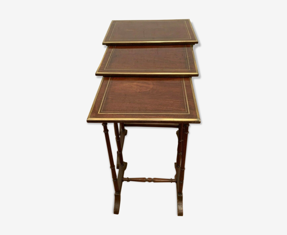 Trois tables gigognes en acajou et filet de laiton XX siècle