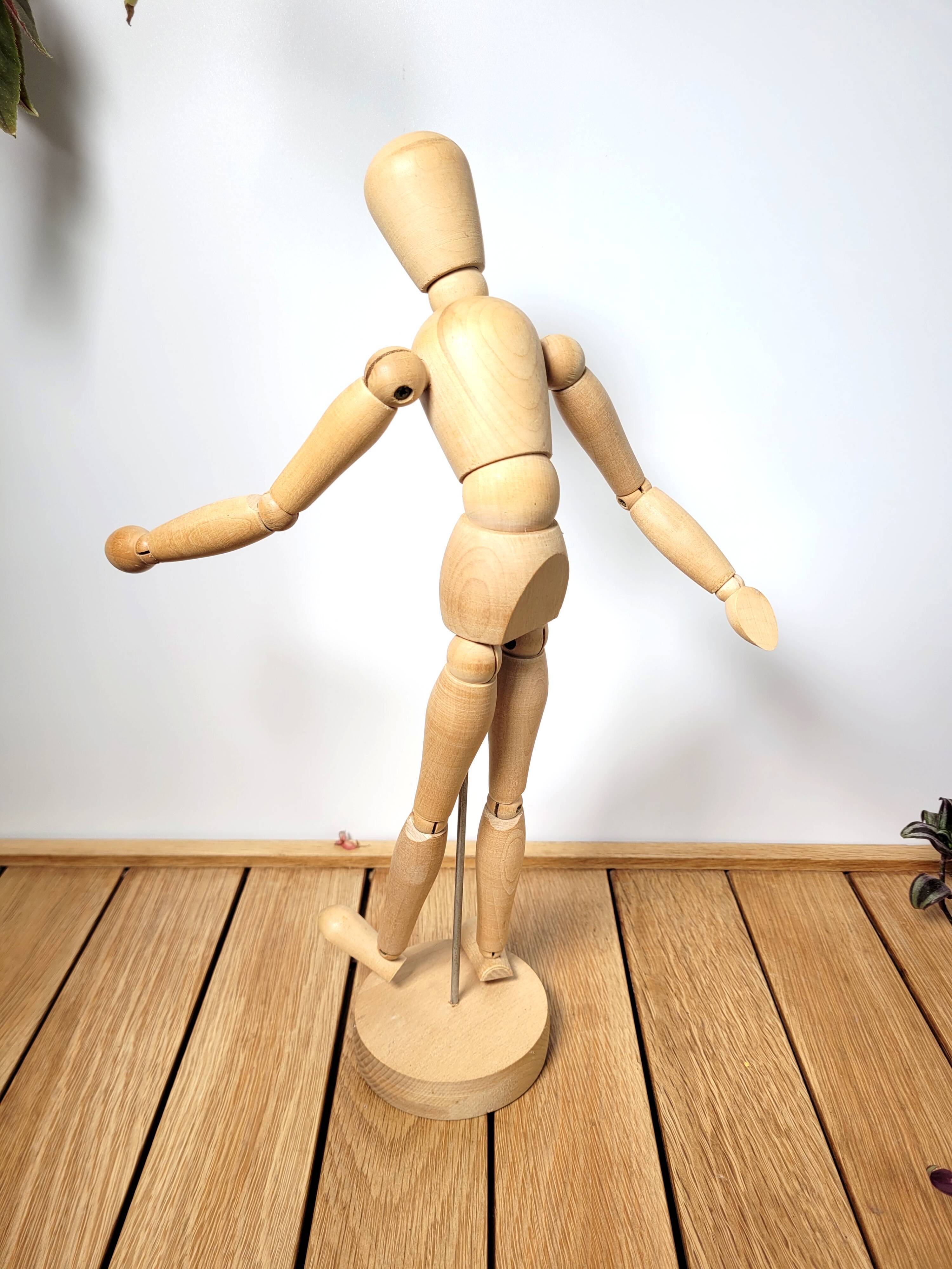 Articulated wooden mannequin