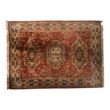 Tapis anciens en laine a décors sur fond rouge XX siècle