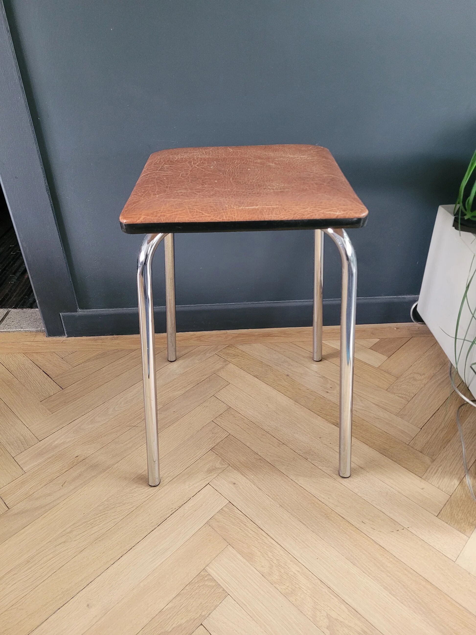 Tabouret vintage en skaï et chrome