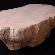 Table basse design effet roche travertin — pièce unique sculptée main