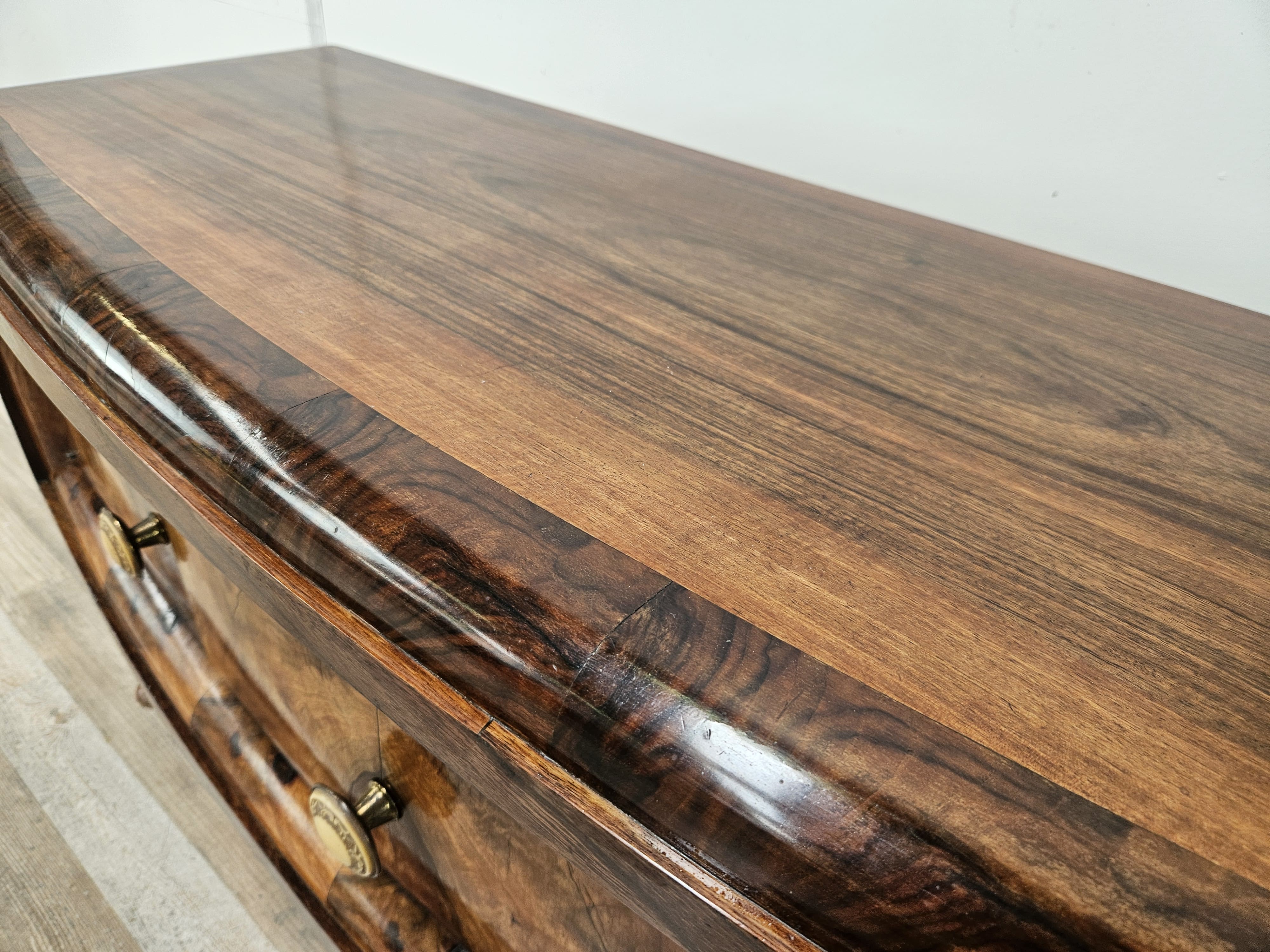 Tuscan Art Decò dressing table from the 1940s in walnut burl