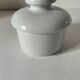 Beurrier à eau vintage en porcelaine blanche - design épuré