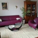 Leolux armchair in senso berry leather, papageno model, with polished aluminium legs.