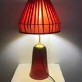 Lampe en verre teinté rouge avec abat-jour plissé