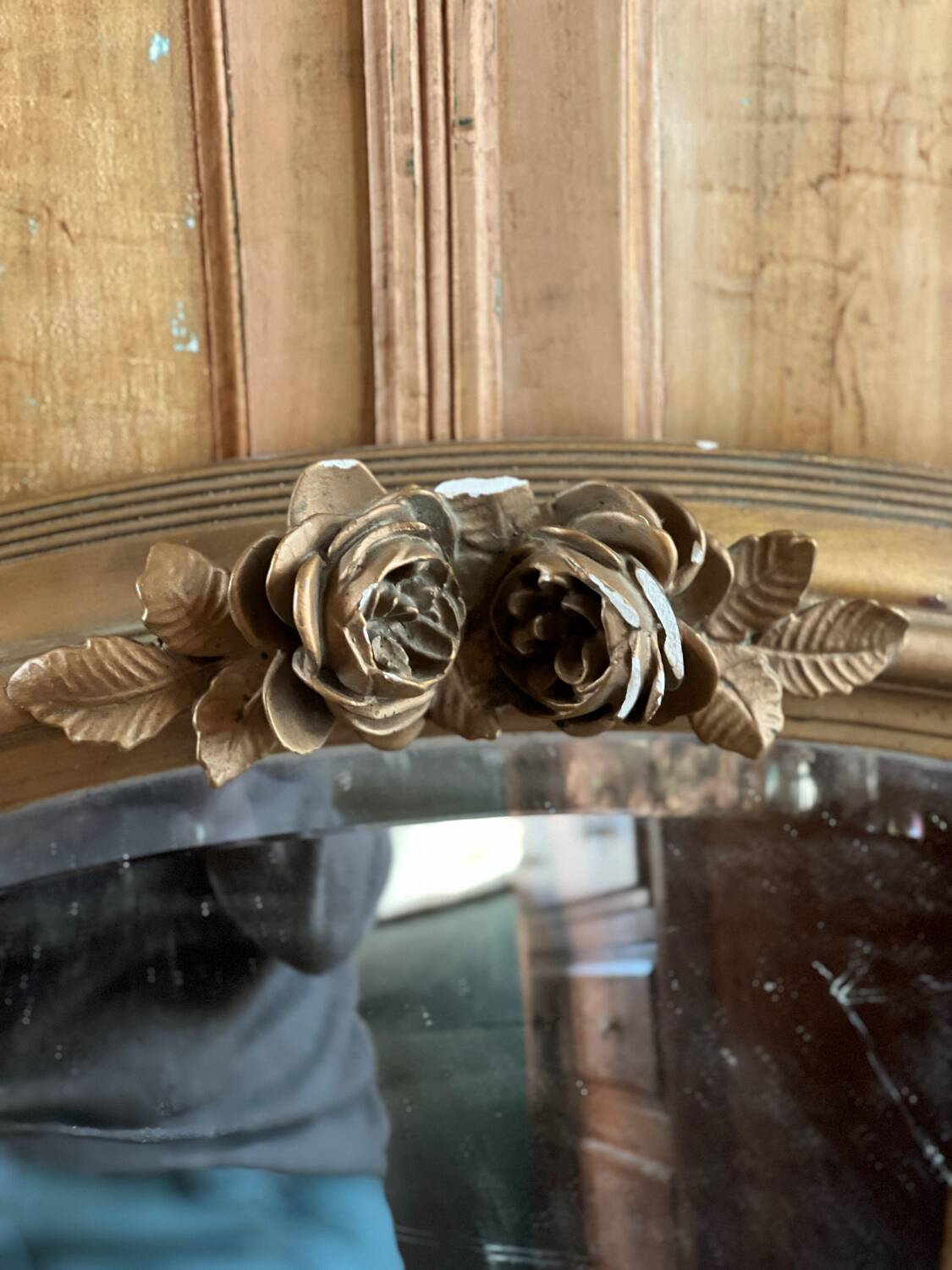Oval gold mirror