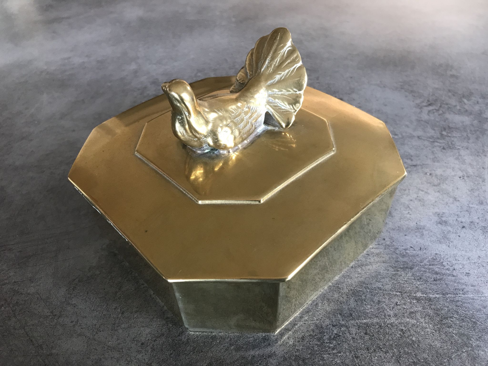 Boîte coffret vintage en laiton massif forme octogone décoration d’oiseau 14,8cm