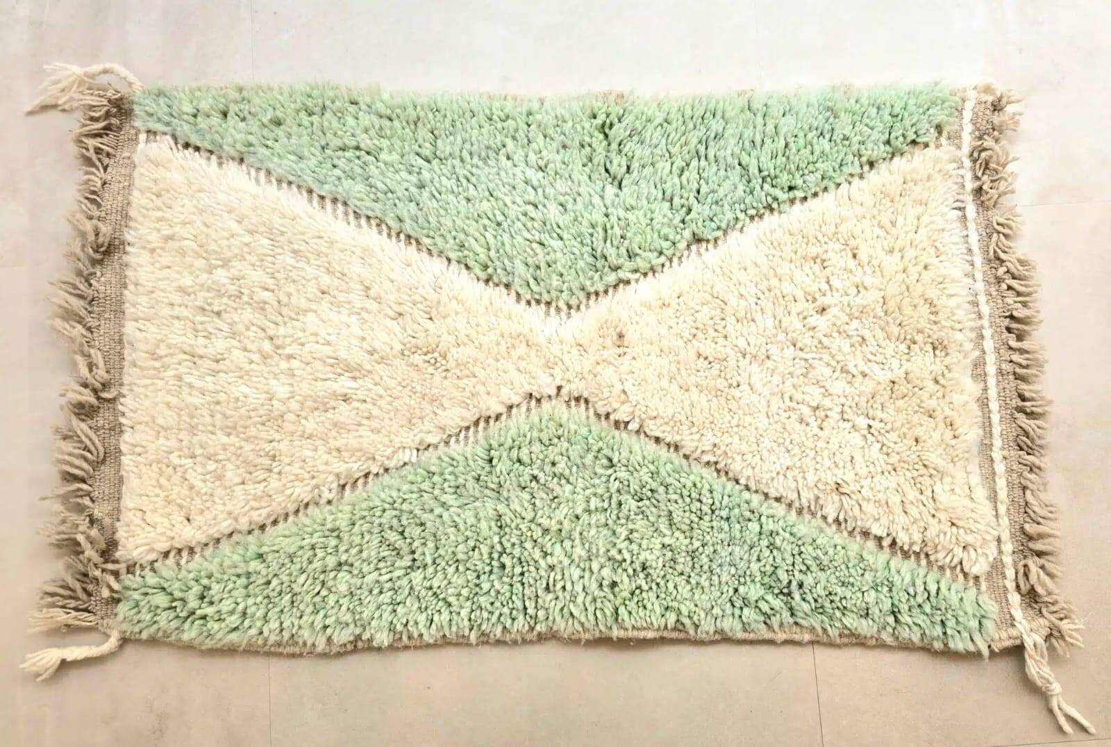 Green handmade decorative rug size 150 x 150 cm