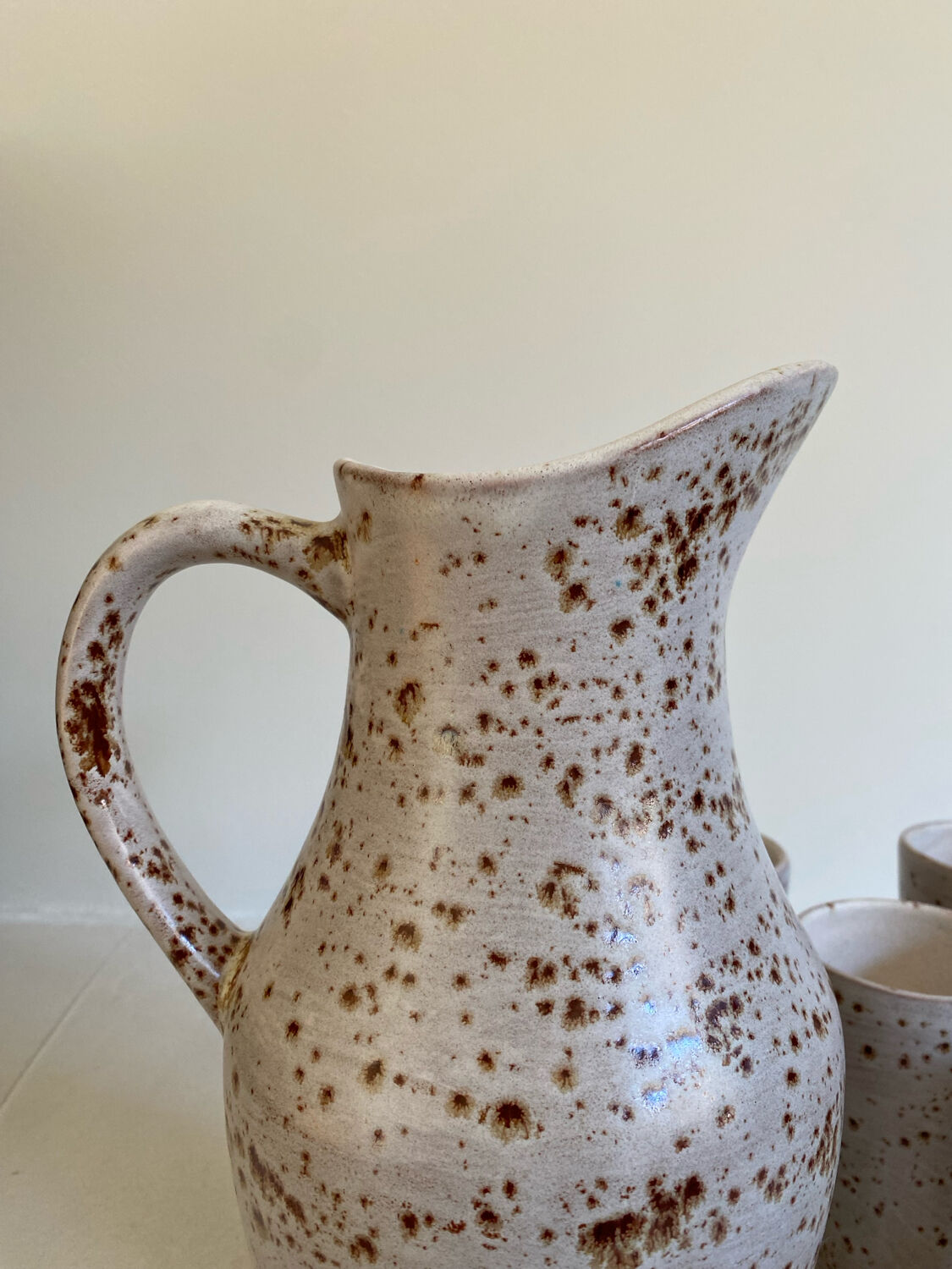 Jug and stoneware cups