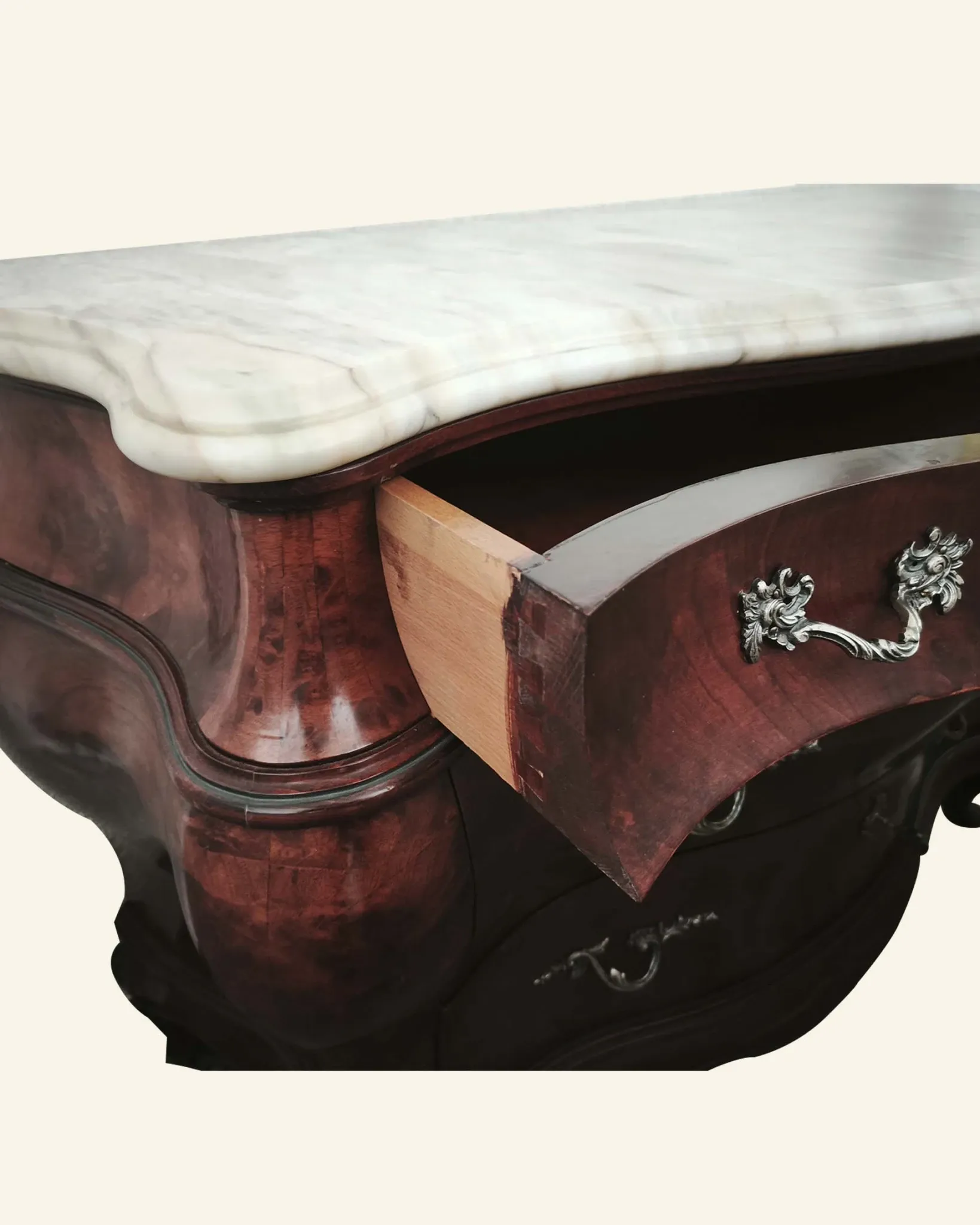 Commode galbée de style Louis XV en ronce d'acajou, dessus de marbre