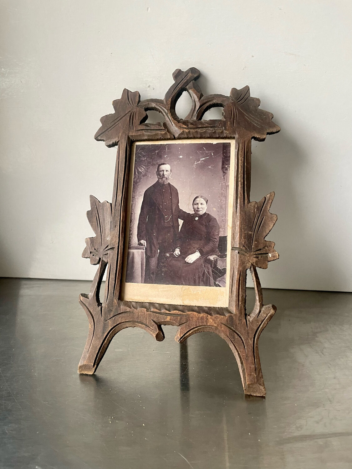 Frame in carved wood