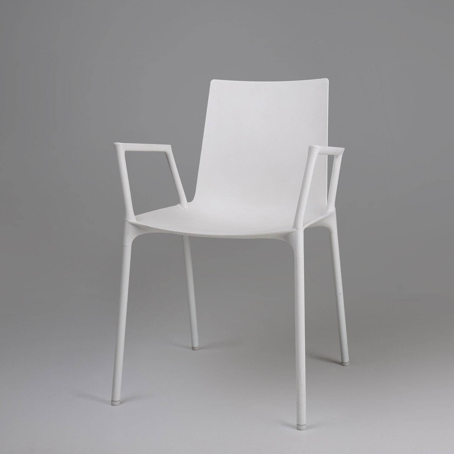 Chaise blanche design du 21e siècle avec accoudoirs, Belgique