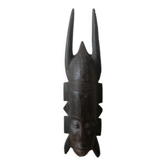 Masque en bois sculpté , objet de décoration tribal vintage , art africain