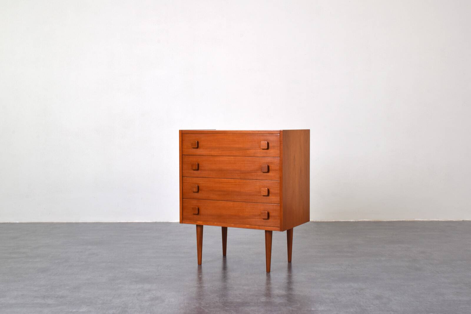 Commode danoise en teck du milieu du siècle de Domino Mobler, années 1960.