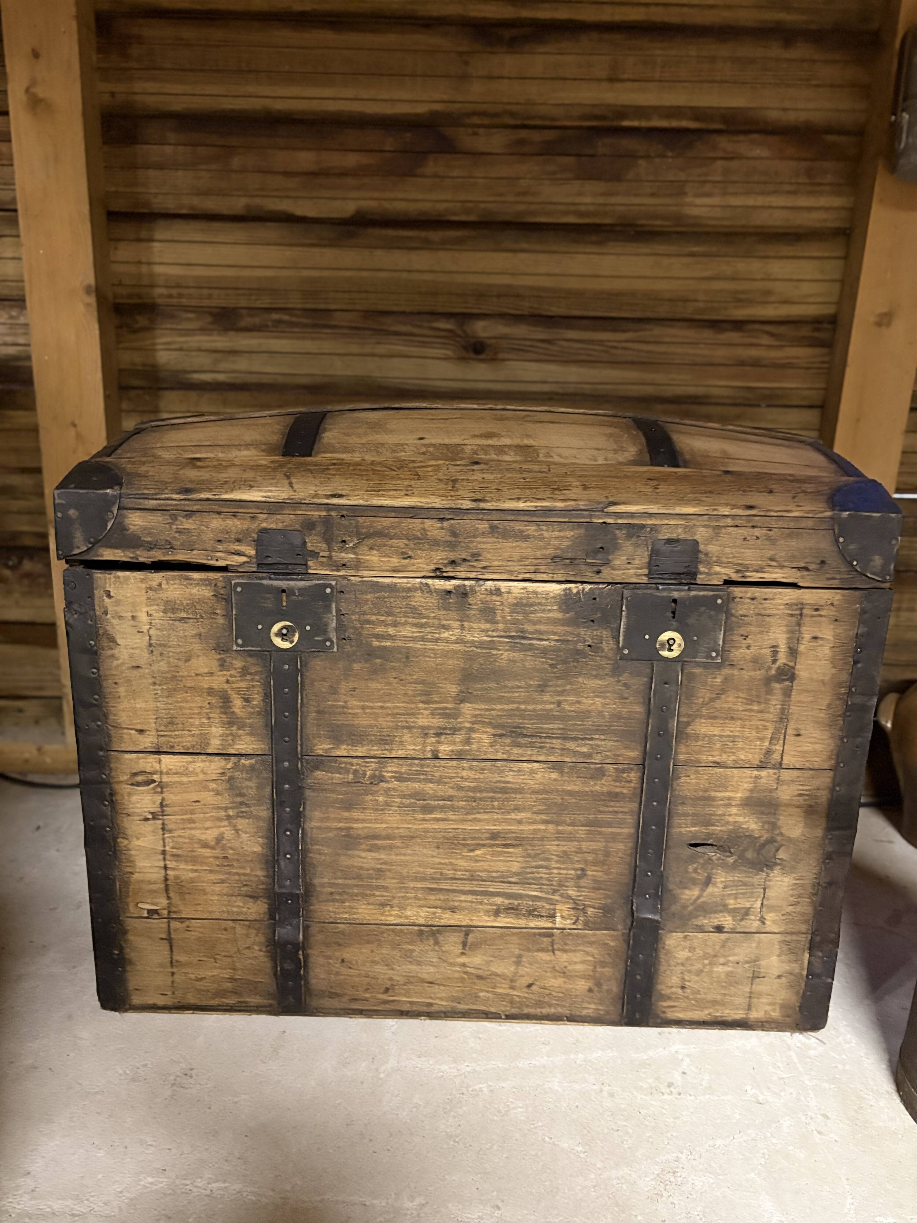 Renovated old wooden trunk – storage box / vintage decor
