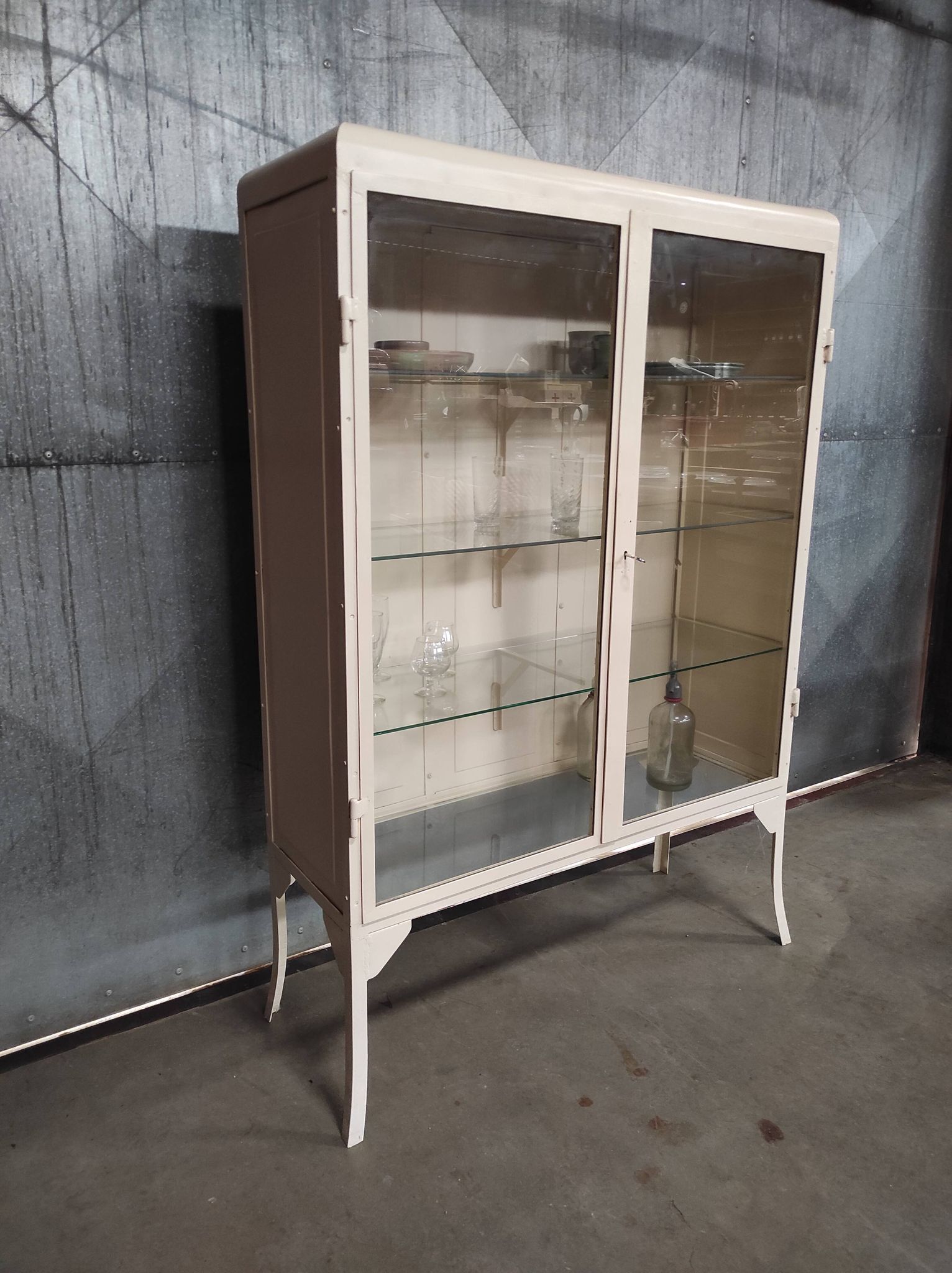 Armoire de médecin double vintage | Armoire à pharmacie blanche sur pieds élégants