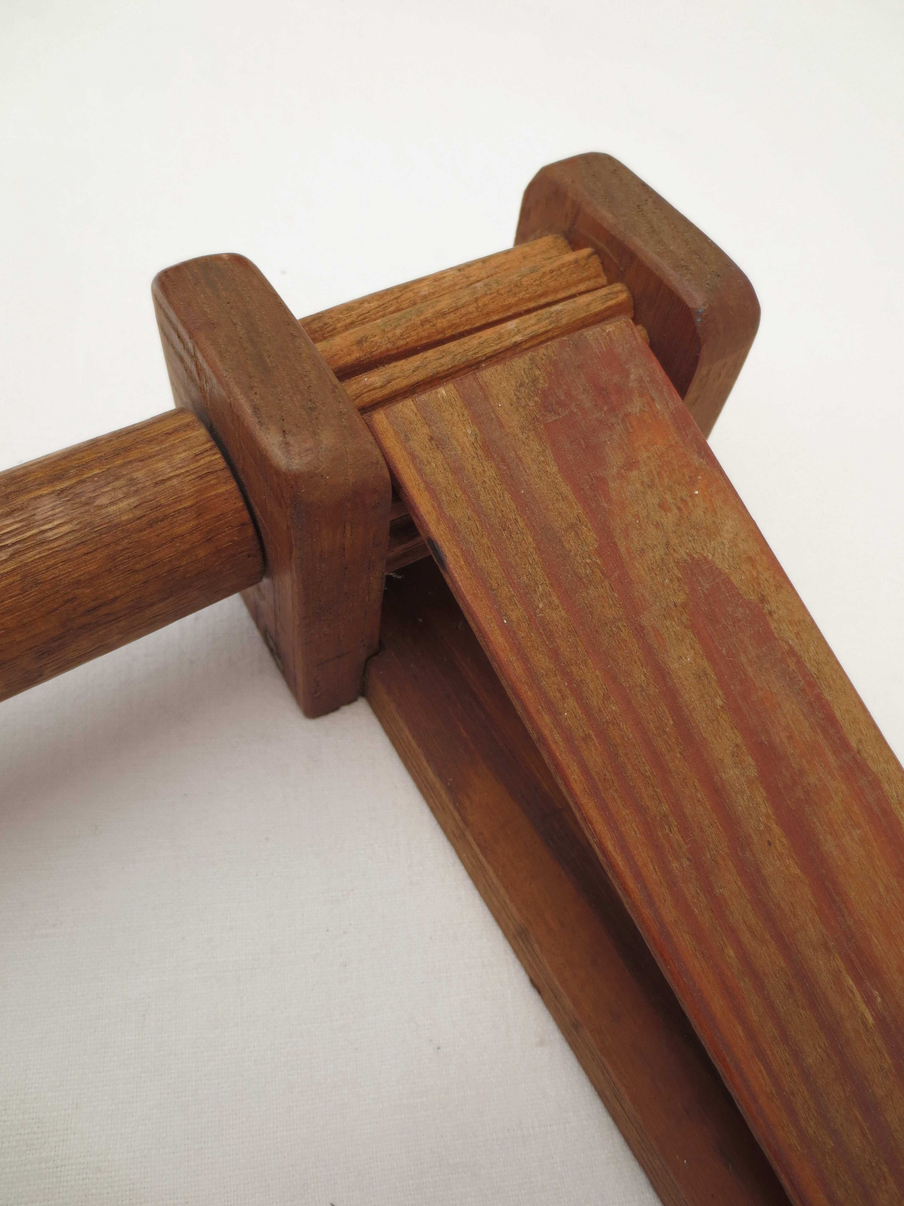 Jouet trés ancien en bois " crecelle" pour enfant