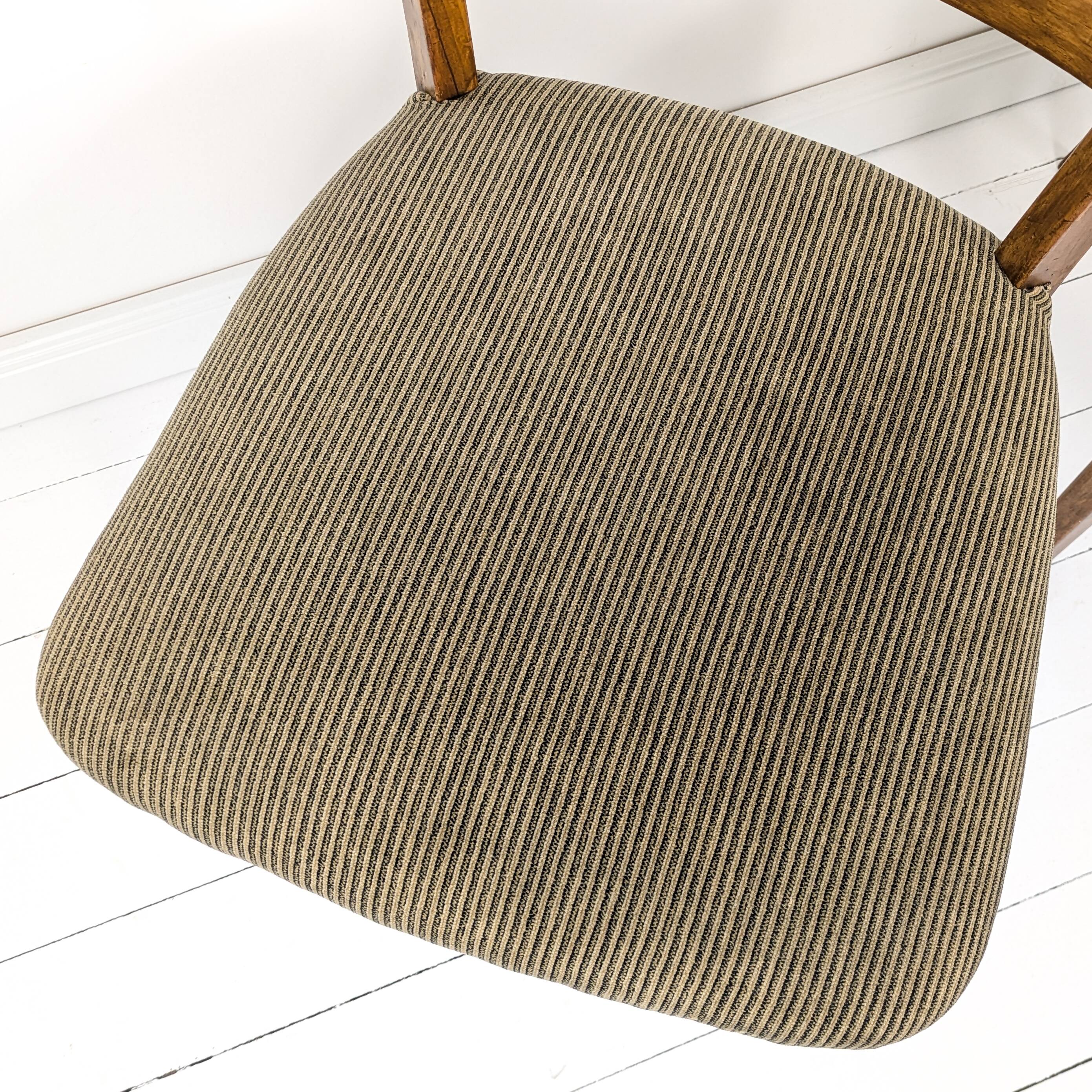 Paire de chaises vintage bois dossier barreaux, assise tissu, style 60s