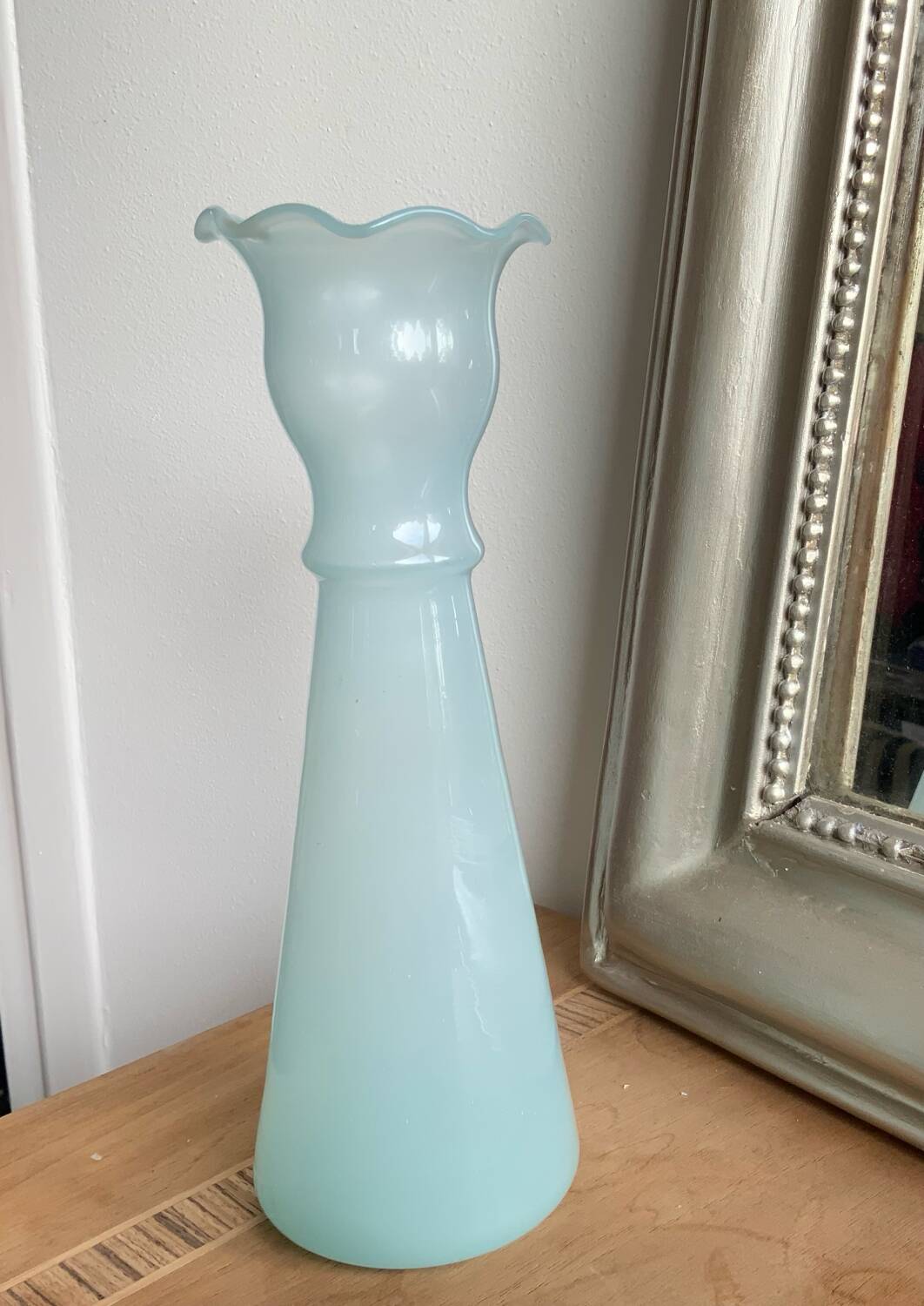 Vase vintage en verre opalin bleu pâle - col festonné - style années 5