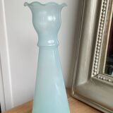Vase vintage en verre opalin bleu pâle - col festonné - style années 5