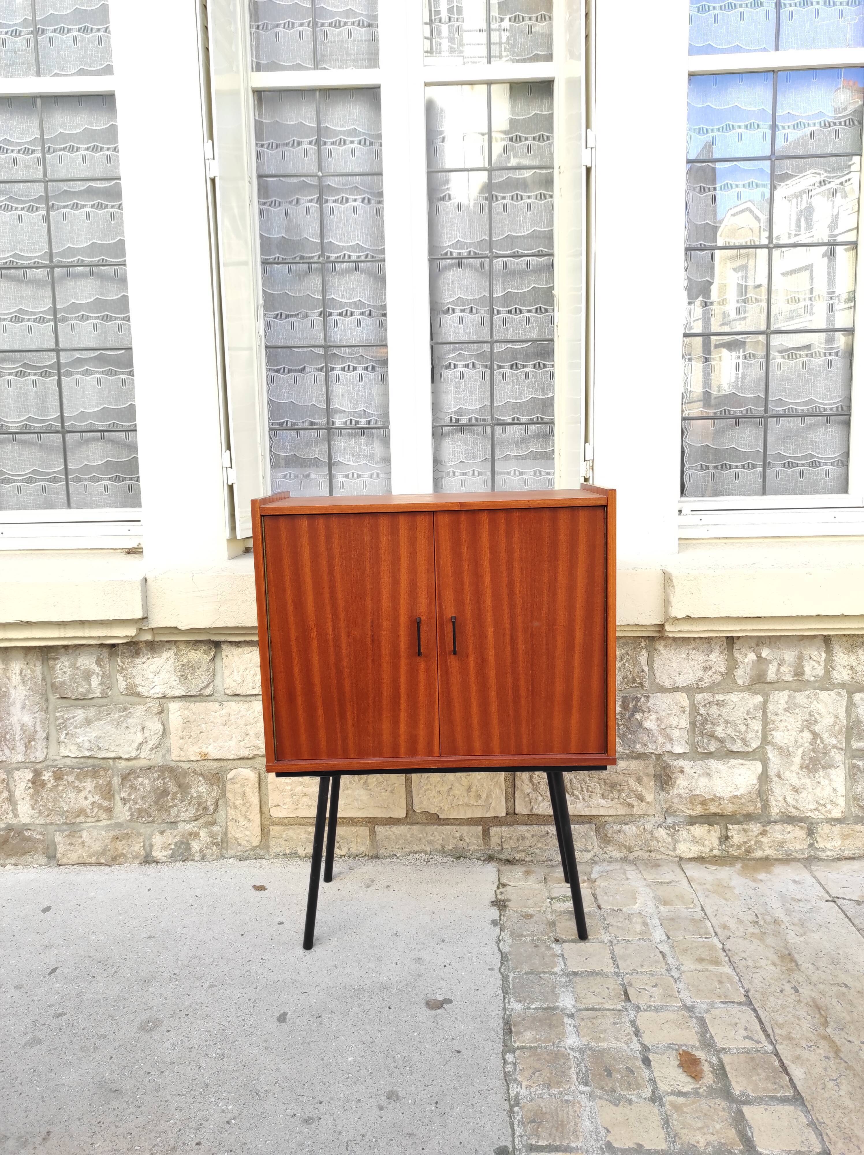 Piece of furniture on high compass feet